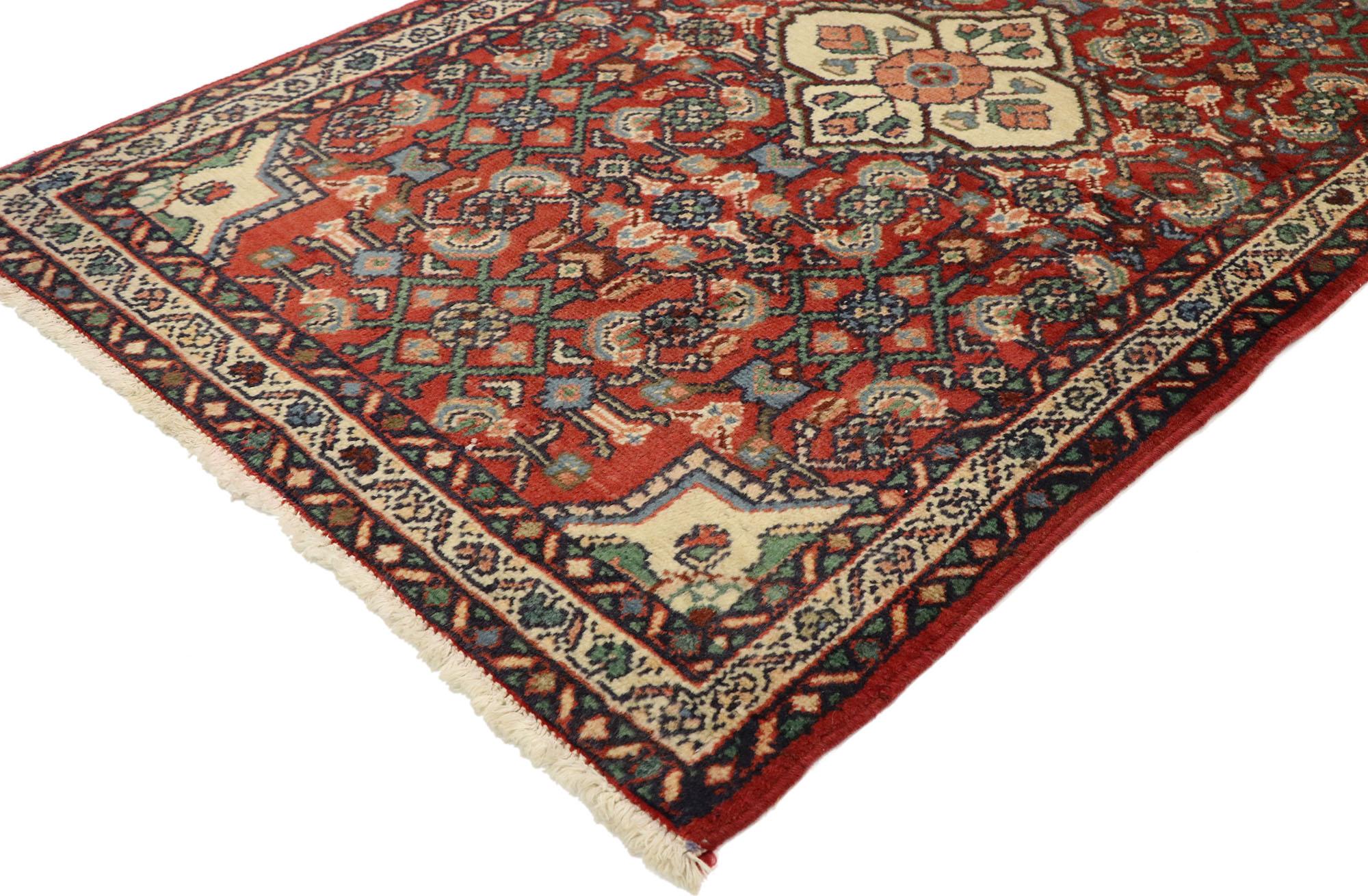 76076, tapis persan vintage Dergazine Hamadan avec motif Herati, tapis de foyer ou d'entrée. Ce tapis d'accent Persan vintage Hamadan en laine nouée à la main présente un médaillon central avec un motif Herati sur toute la surface. Il est entouré