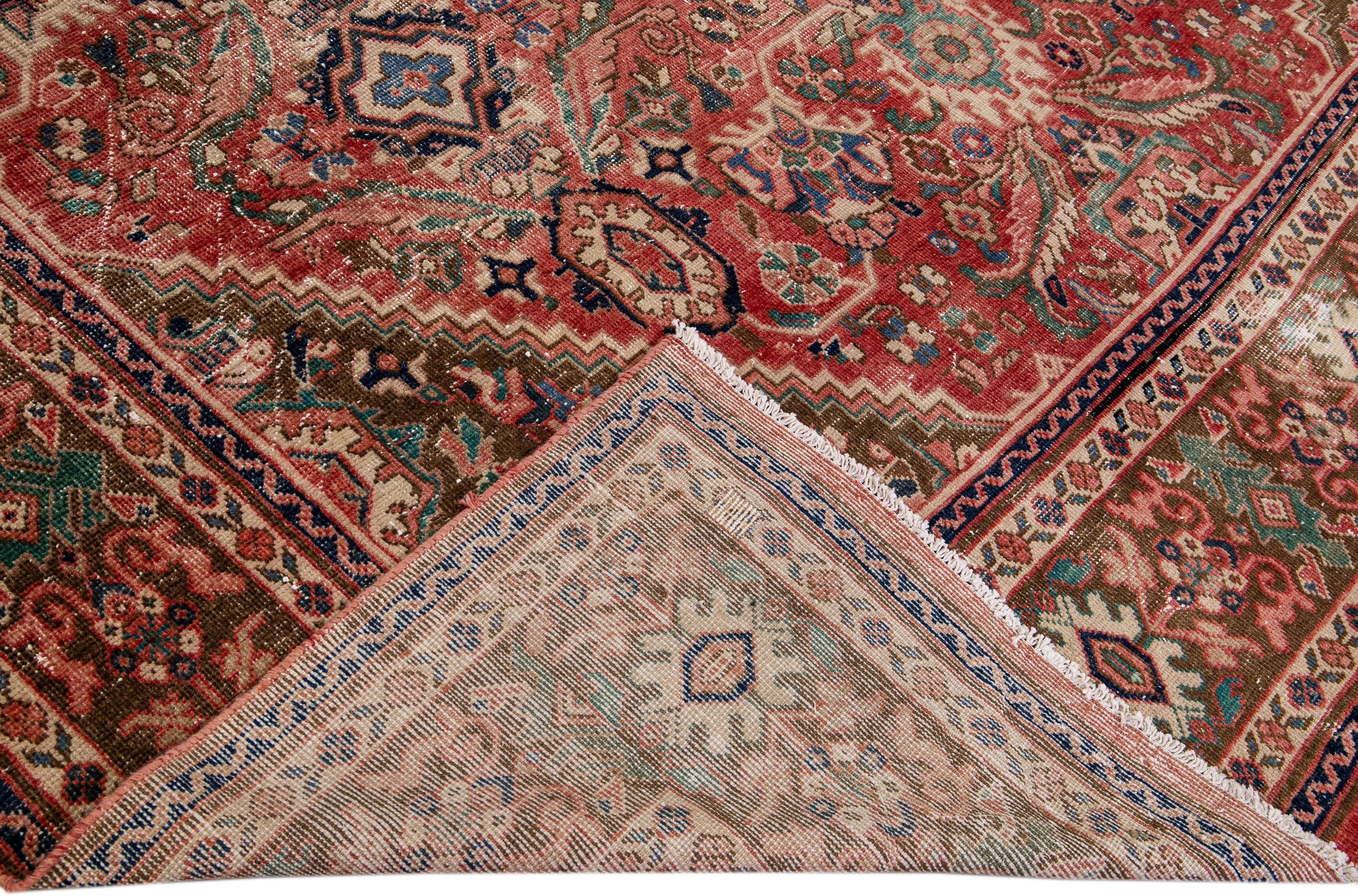 Bellissimo tappeto persiano vintage in lana annodato a mano con campo rosso. Questo pezzo ha una struttura beige e accenti multicolore con un design floreale all-over.

Questo tappeto misura: 10'4