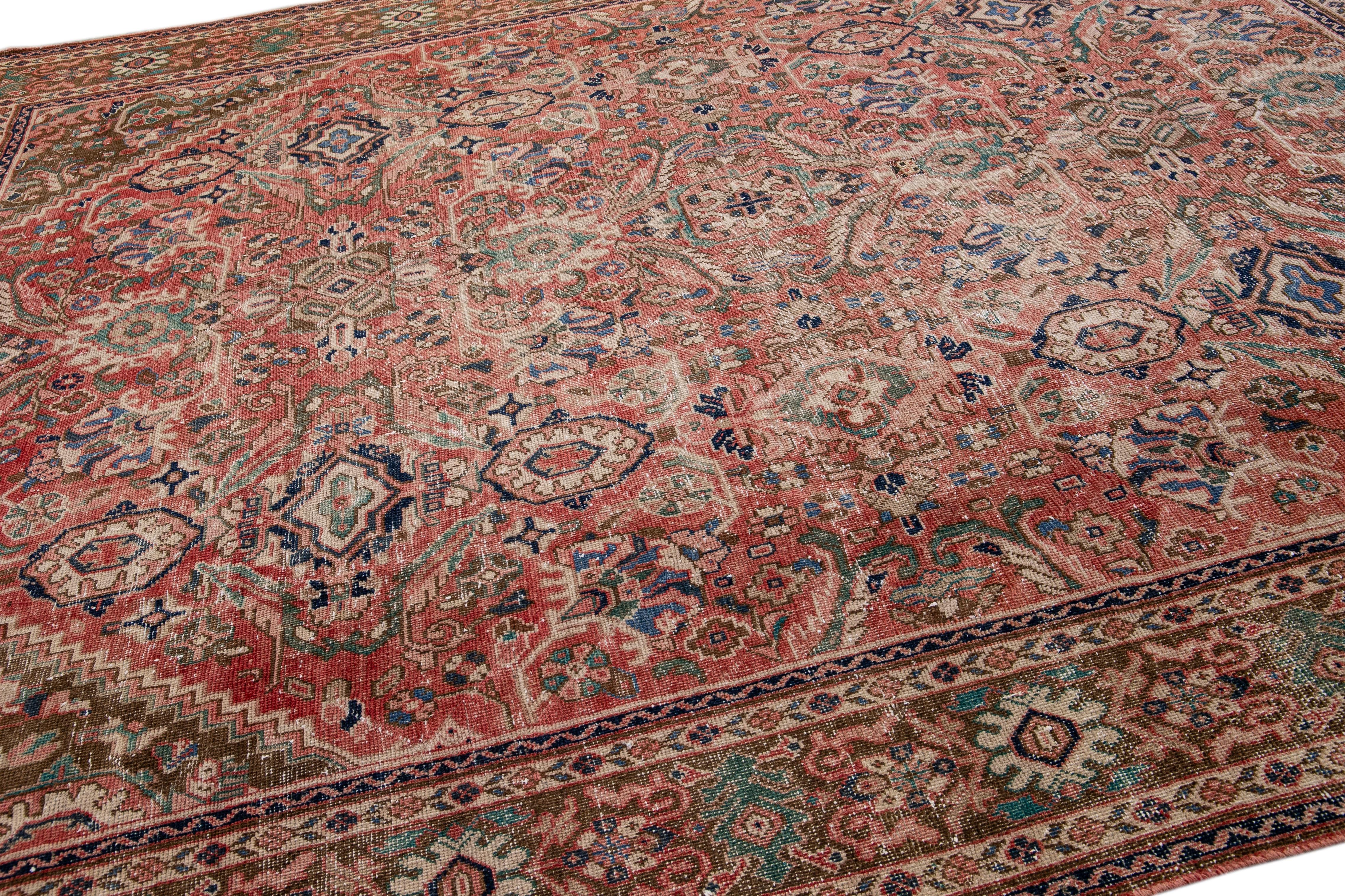 Islamico Tappeto persiano d'epoca in lana floreale beige, fatto a mano, con segni di usura in vendita
