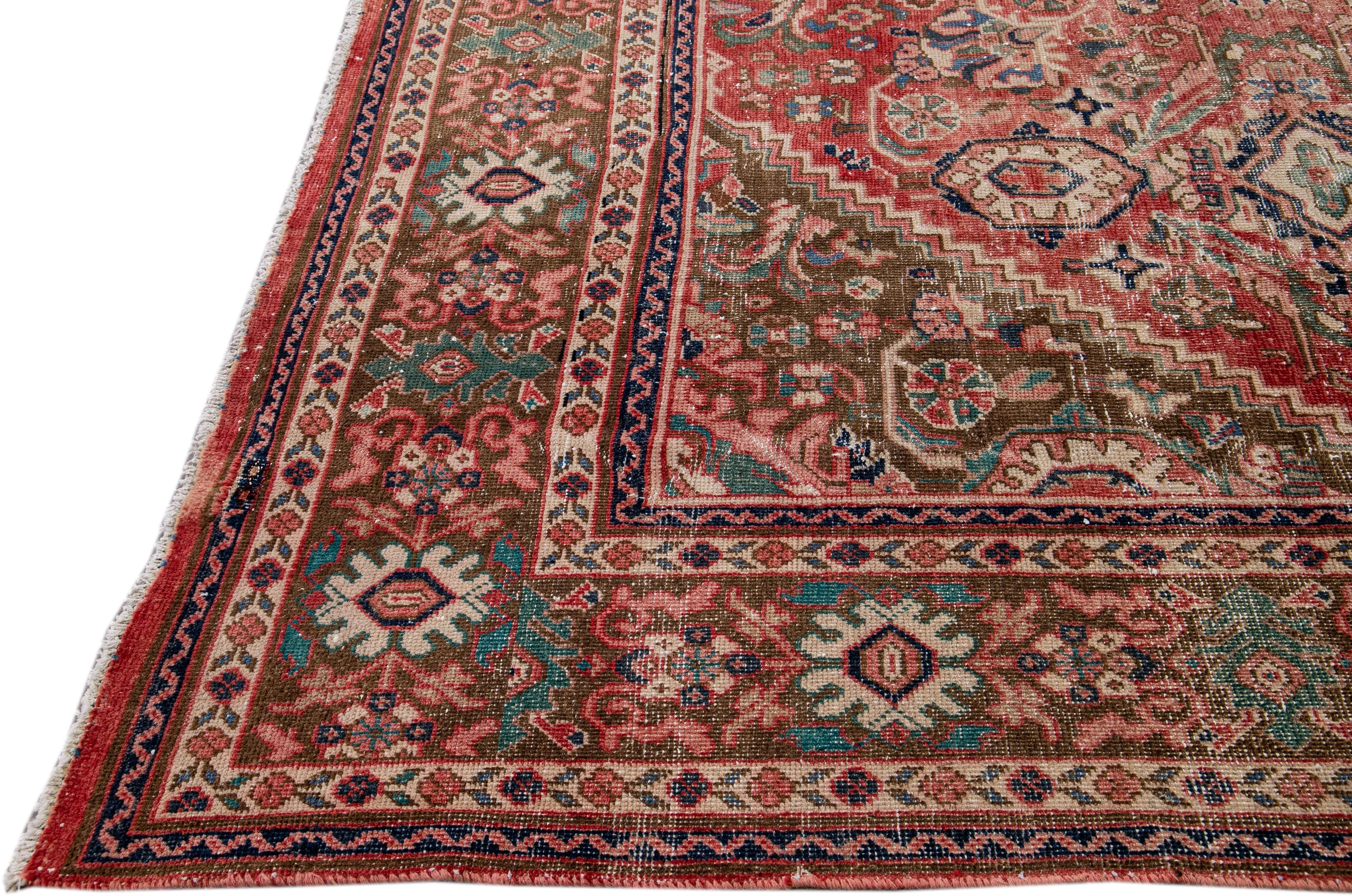Persiano Tappeto persiano d'epoca in lana floreale beige, fatto a mano, con segni di usura in vendita