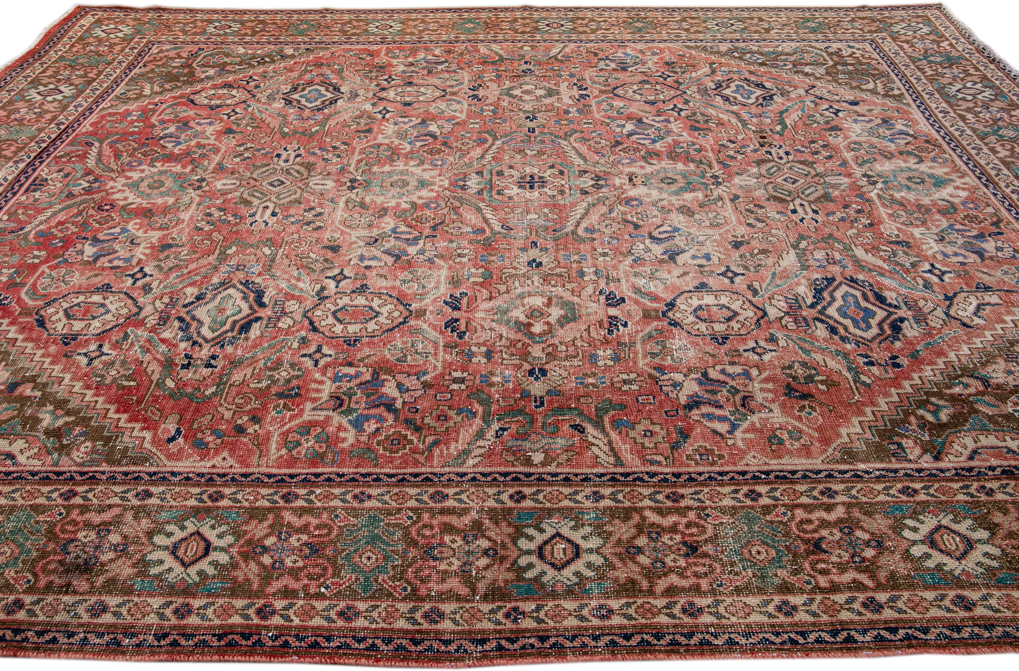 Annodato a mano Tappeto persiano d'epoca in lana floreale beige, fatto a mano, con segni di usura in vendita