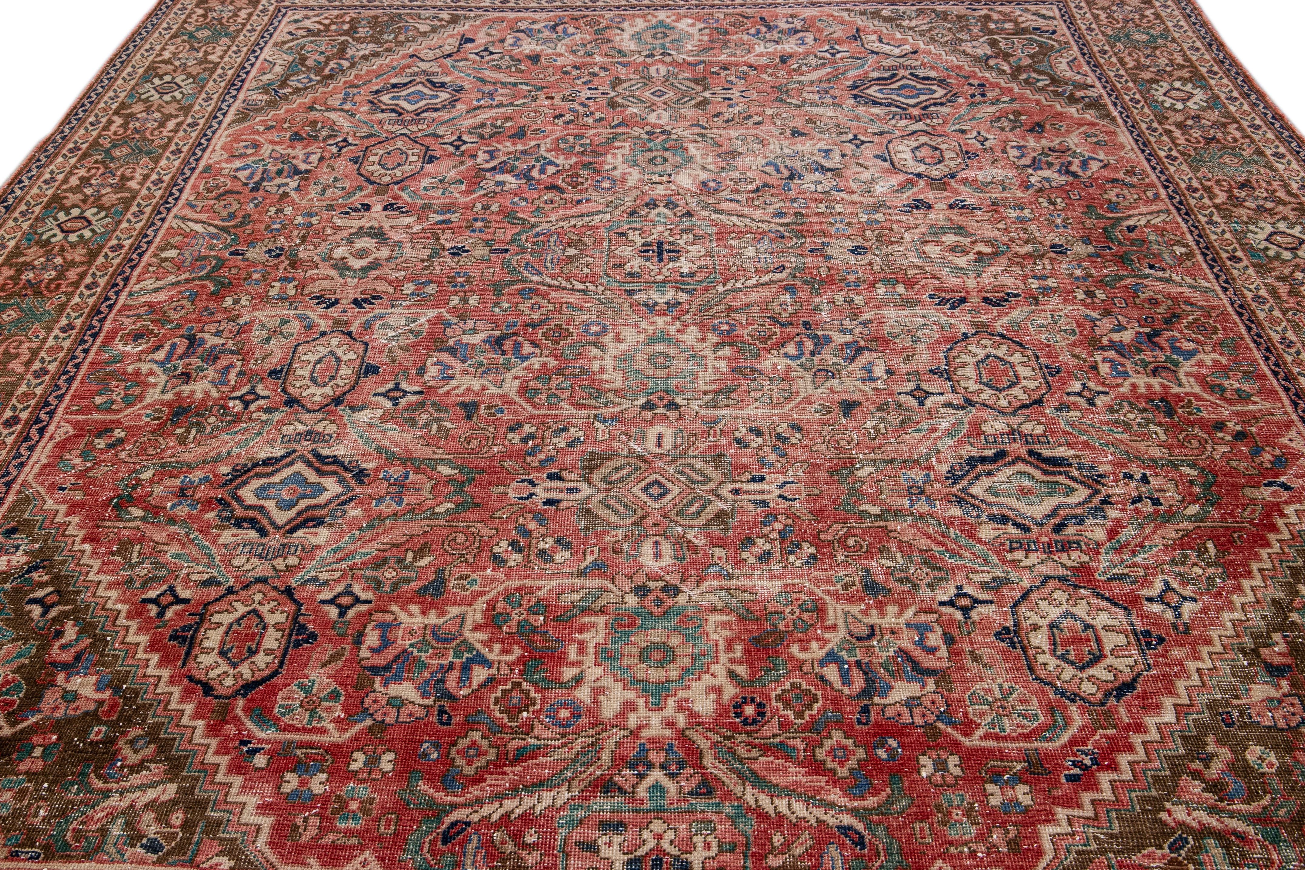 Tappeto persiano d'epoca in lana floreale beige, fatto a mano, con segni di usura In condizioni buone in vendita a Norwalk, CT