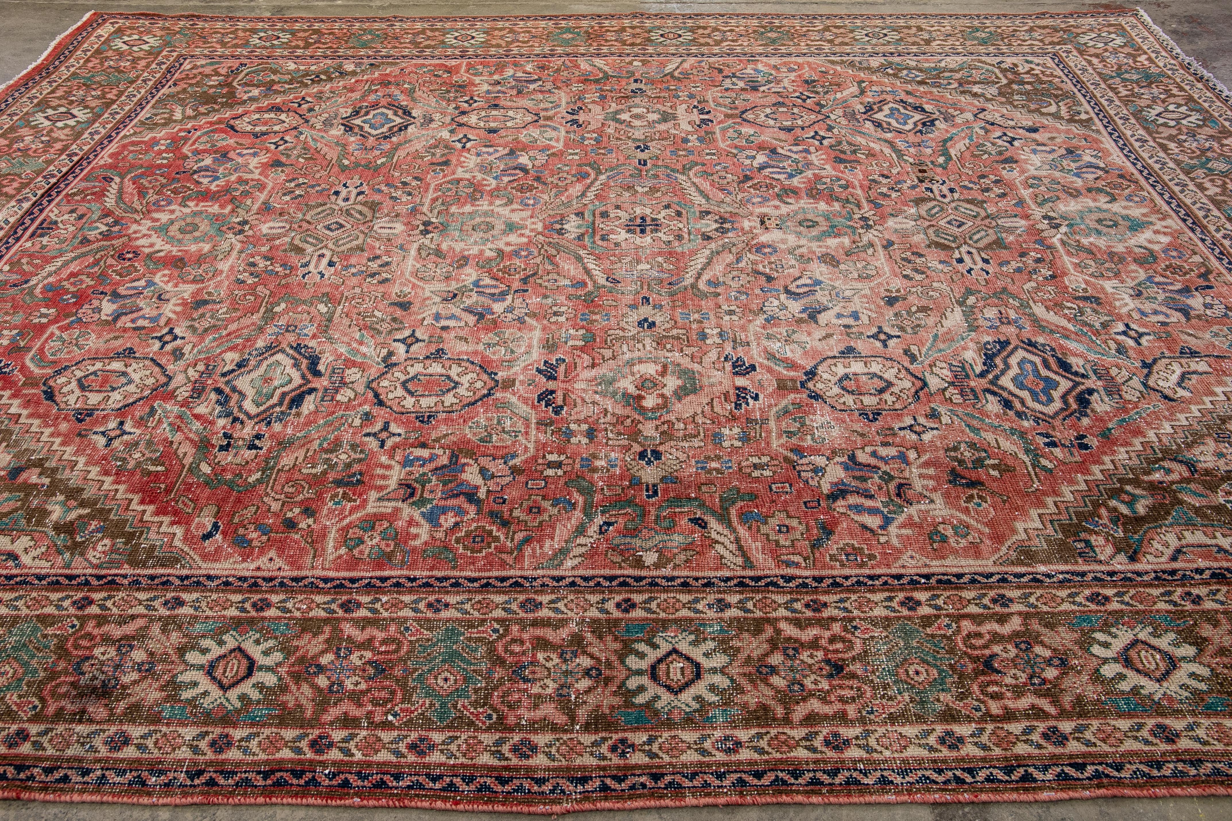XX secolo Tappeto persiano d'epoca in lana floreale beige, fatto a mano, con segni di usura in vendita
