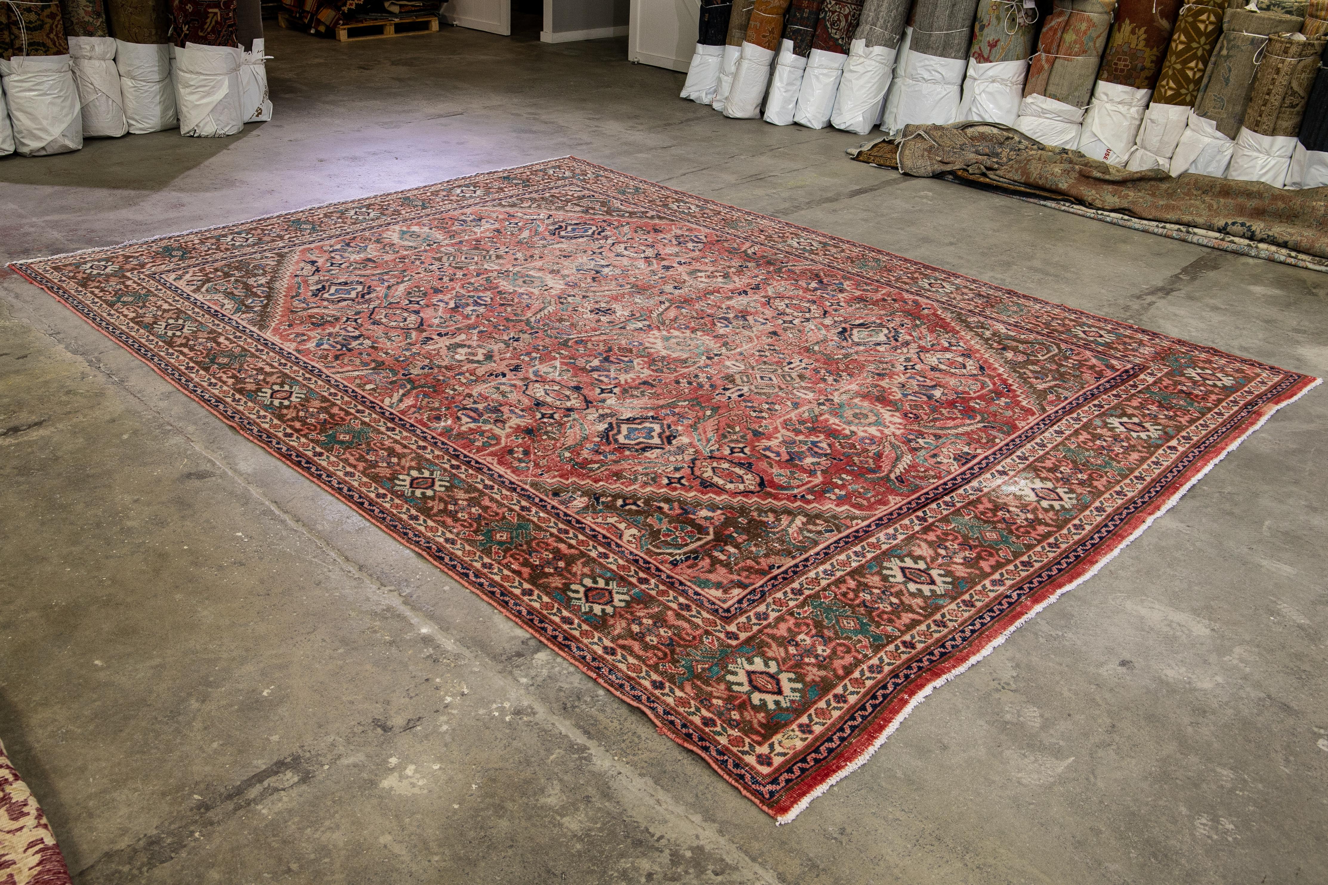 Lana Tappeto persiano d'epoca in lana floreale beige, fatto a mano, con segni di usura in vendita