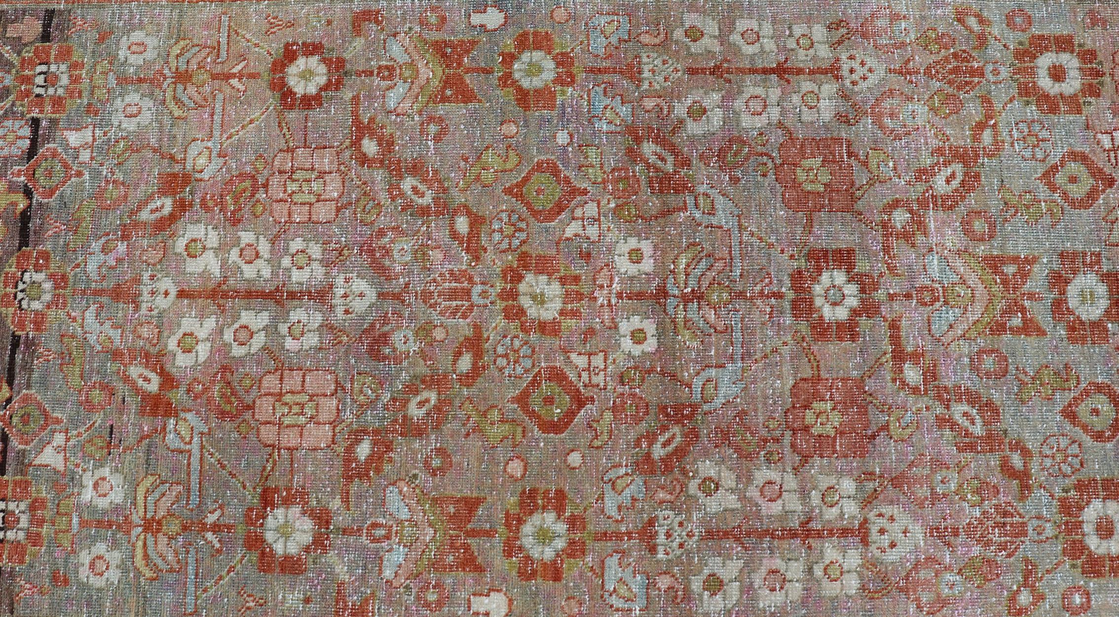 Persischer Mahal-Läufer im Used-Stil mit Blumenmuster in Rot, Orange, Blau und Grün im Angebot 1