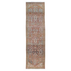 Vieux tapis de couloir persan à fleurs vieillies Mahal rouge, orange, bleu et vert