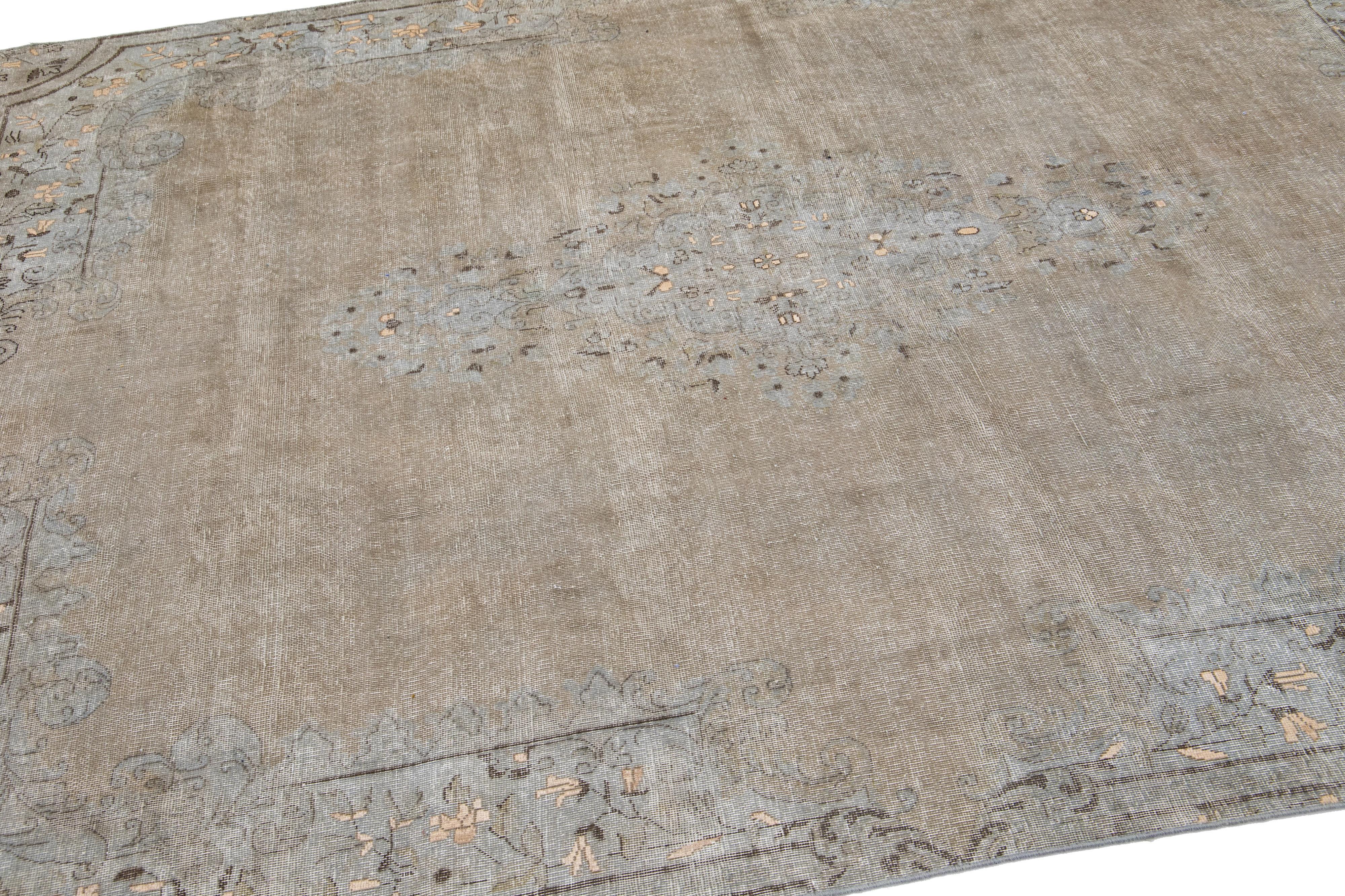 Persischer handgefertigter Medaillon-Teppich aus Wolle in Beige im Used-Look (Islamisch) im Angebot