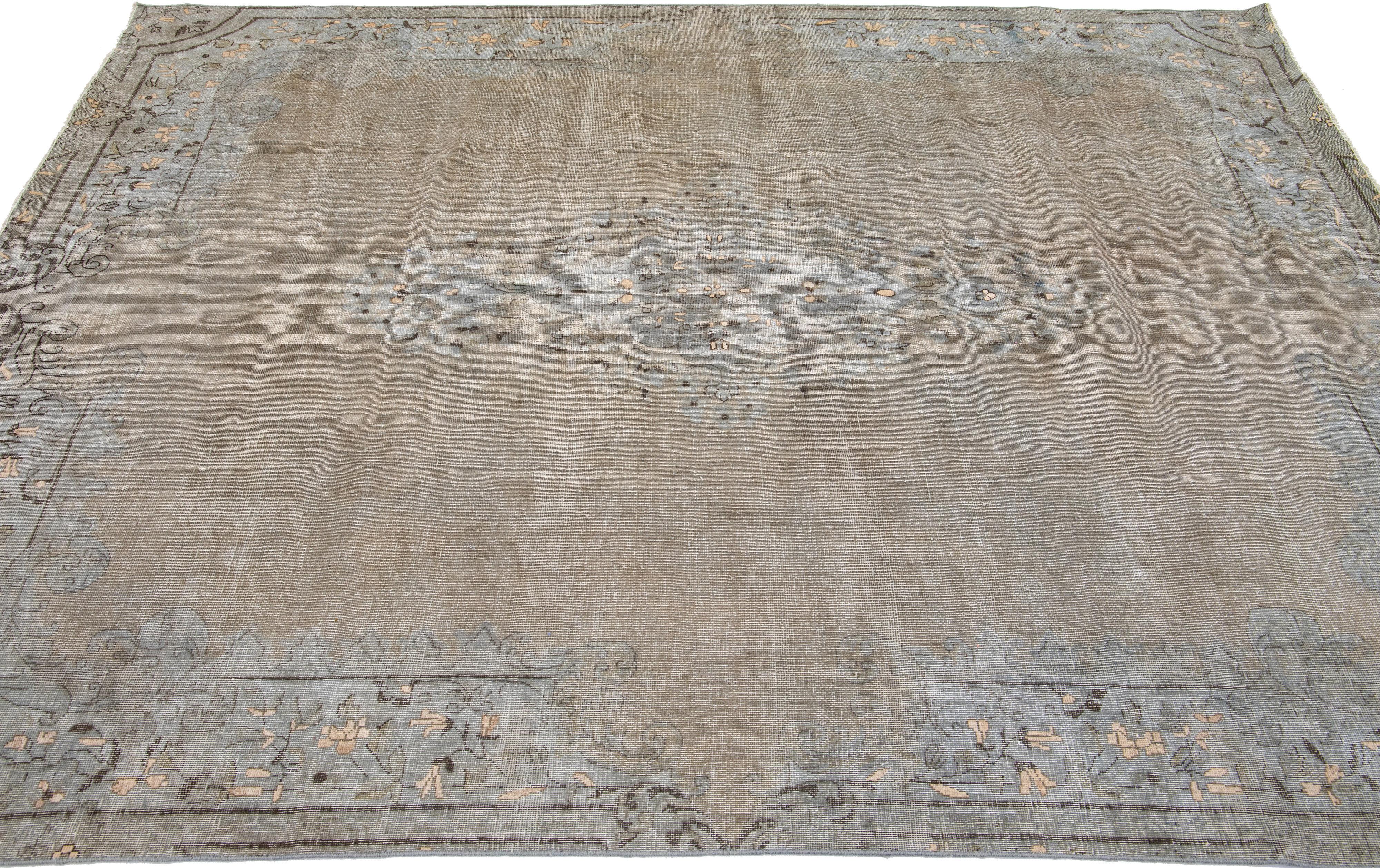 Persischer handgefertigter Medaillon-Teppich aus Wolle in Beige im Used-Look (Handgeknüpft) im Angebot