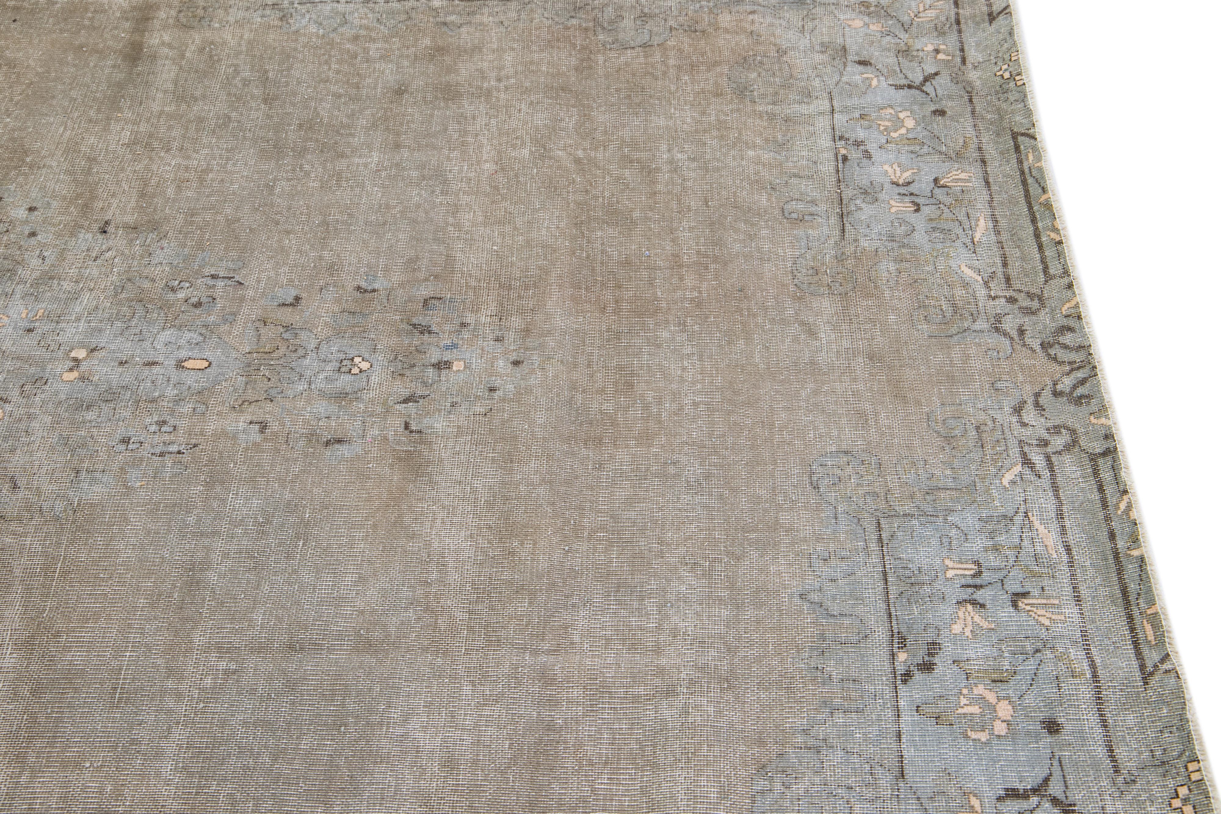 Persischer handgefertigter Medaillon-Teppich aus Wolle in Beige im Used-Look im Zustand „Starke Gebrauchsspuren“ im Angebot in Norwalk, CT