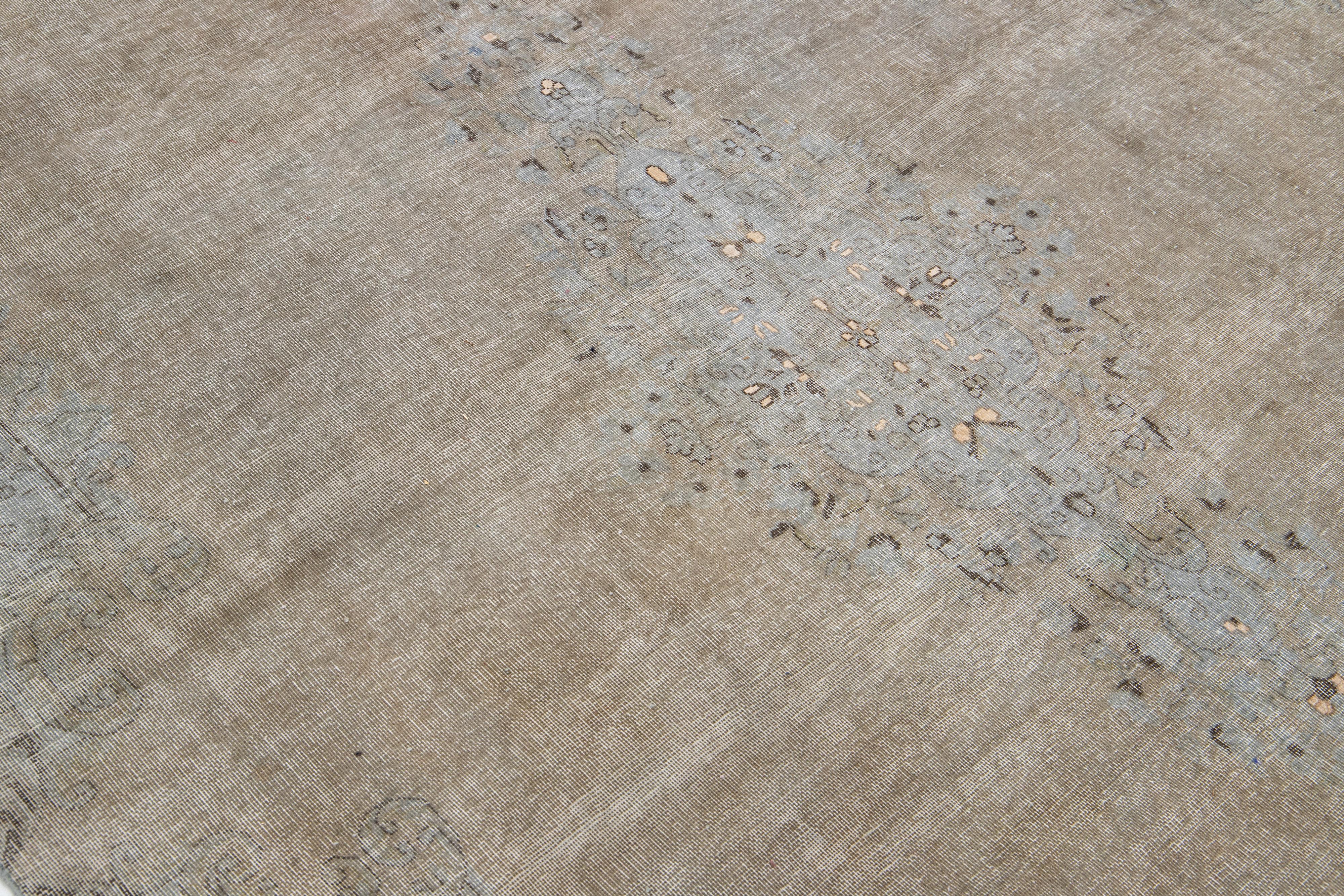 Persischer handgefertigter Medaillon-Teppich aus Wolle in Beige im Used-Look (20. Jahrhundert) im Angebot
