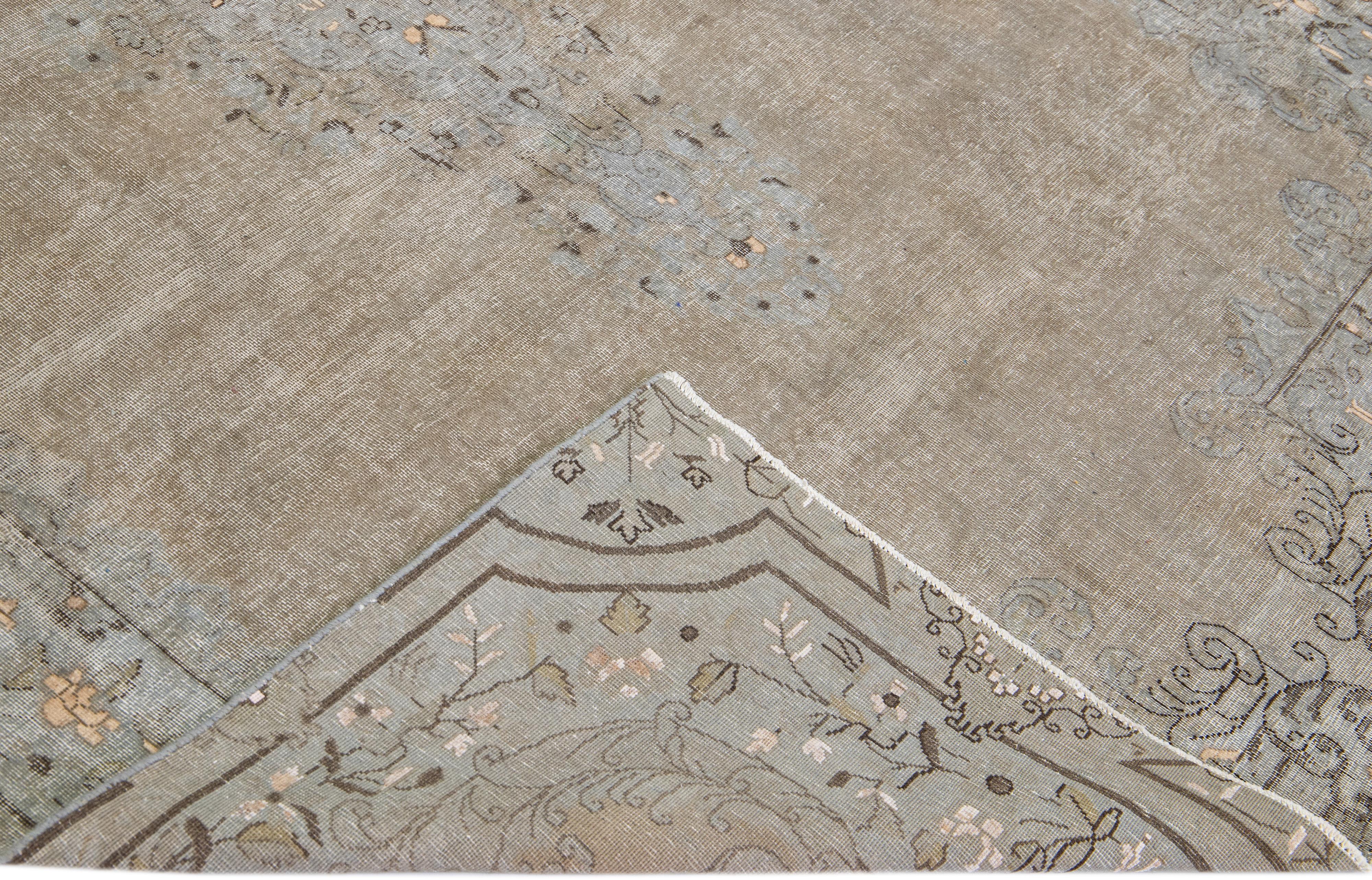 Persischer handgefertigter Medaillon-Teppich aus Wolle in Beige im Used-Look im Angebot 1