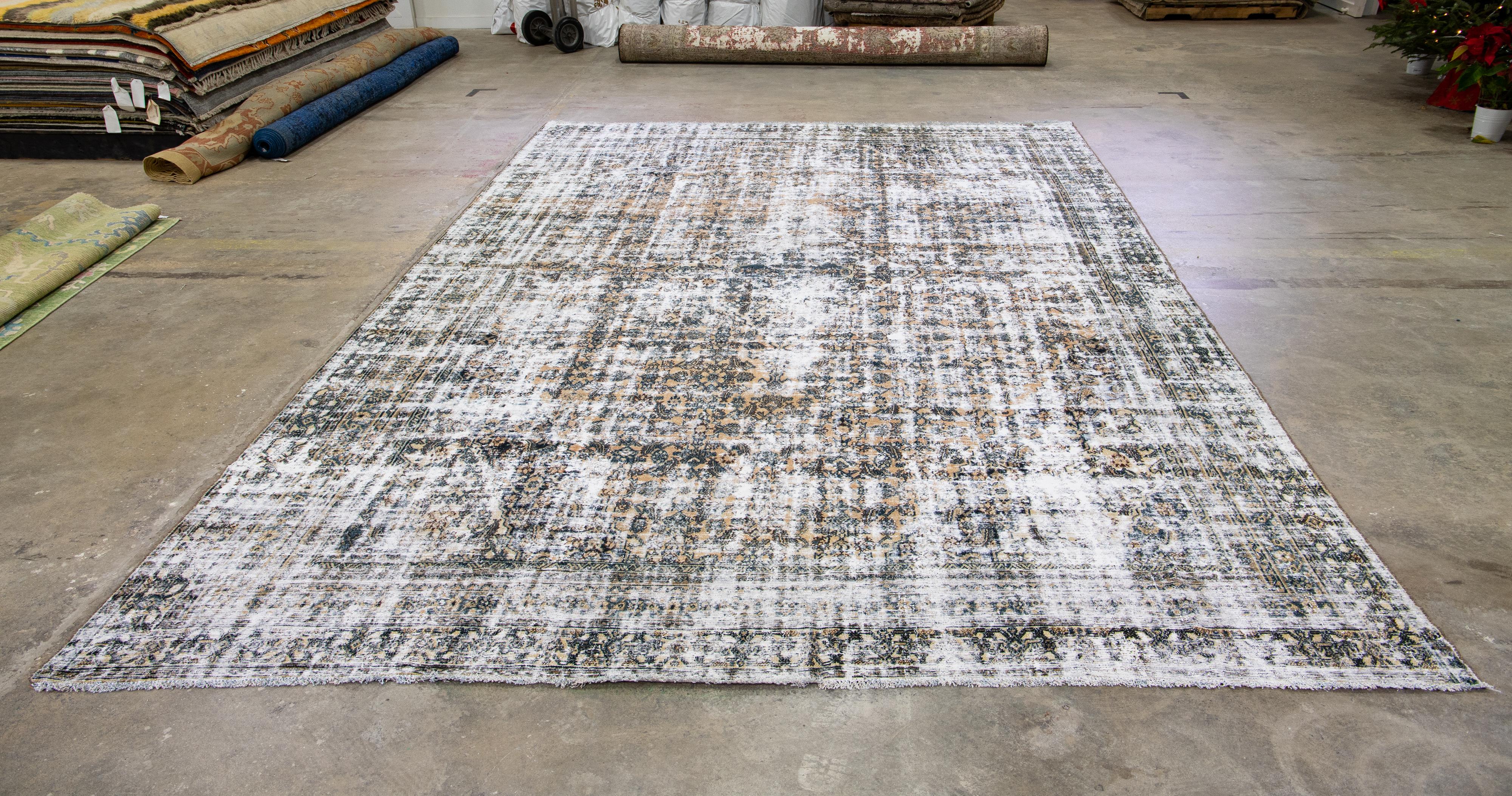 20ième siècle Tapis Vintage Persan Distressed Handmade Medallion Ivory Wool Rug en vente