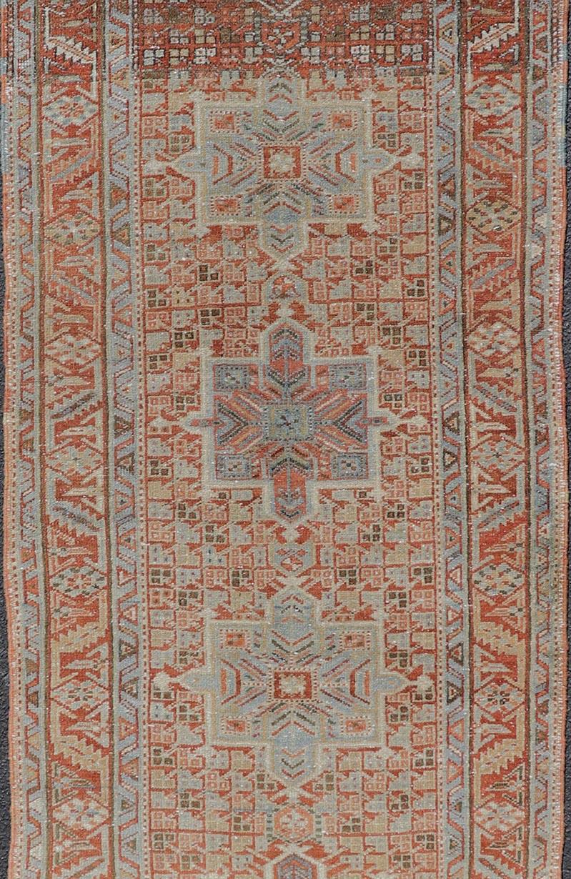 Persischer Heriz-Läufer aus Wolle im Vintage-Stil im Used-Look im Used-Look mit Stammes-Medaillons im Angebot 3