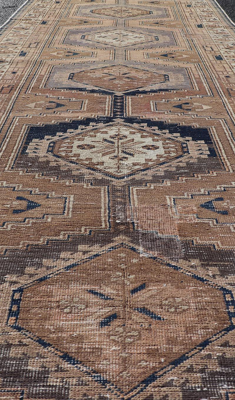 Alfombra persa vintage Karajeh desgastada con colores apagados y diseño de medallón. Keivan Woven Arts / alfombra MSE-1126, país de origen / tipo: Irán / Karajeh, hacia 1960. 
Medidas: 3'6 x 10'7 
Esta alfombra persa Karajeh vintage presenta un