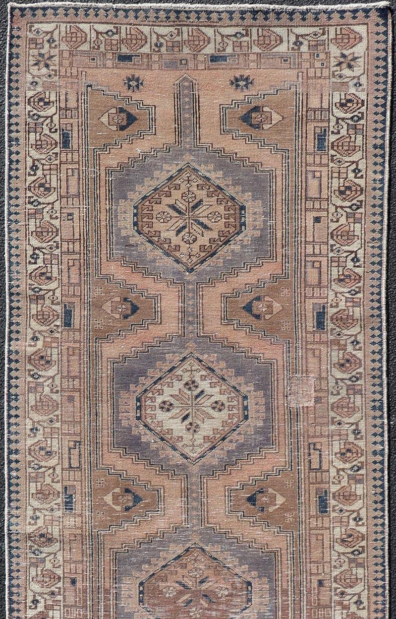 Karajeh Persa Vintage Envejecido Con Diseño De Medallón 3'6 x 10'7 Anudado a mano en venta