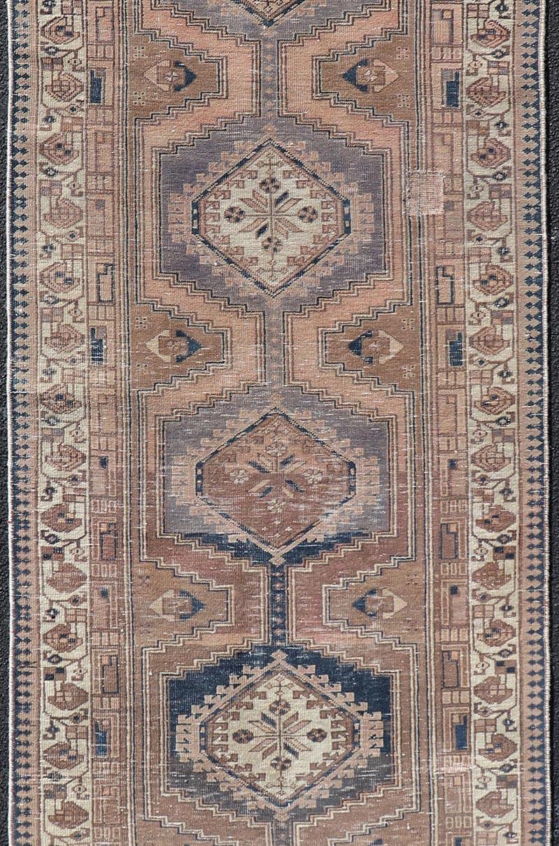 Karajeh Persa Vintage Envejecido Con Diseño De Medallón 3'6 x 10'7 en Bueno estado para la venta en Atlanta, GA