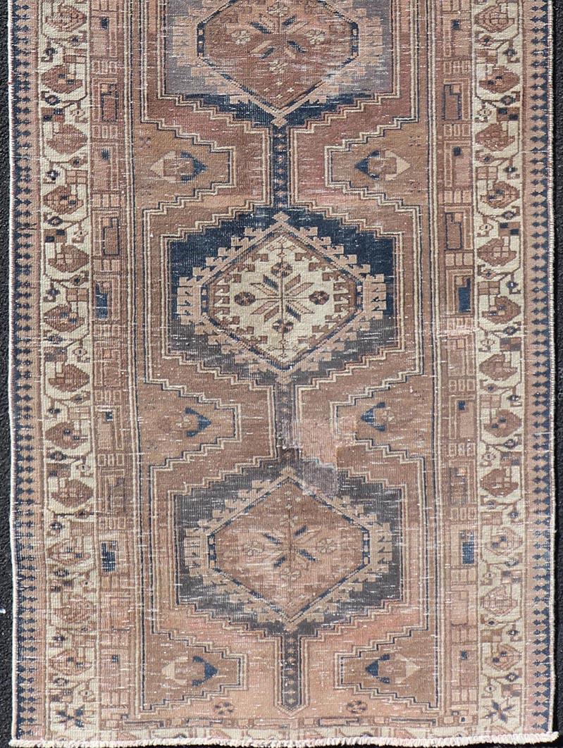 Karajeh Persa Vintage Envejecido Con Diseño De Medallón 3'6 x 10'7 siglo XX en venta