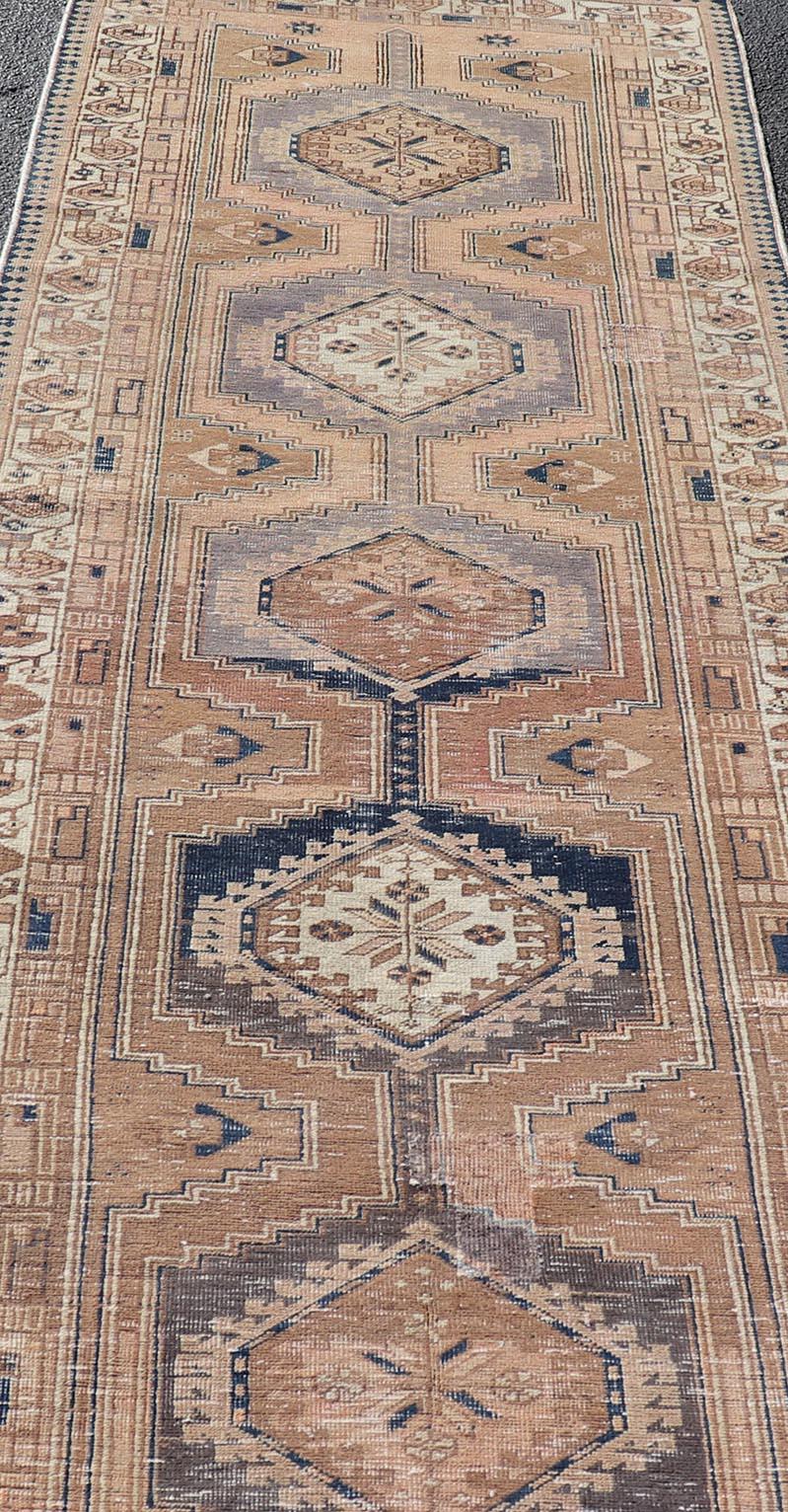 Karajeh Persa Vintage Envejecido Con Diseño De Medallón 3'6 x 10'7 en venta 2