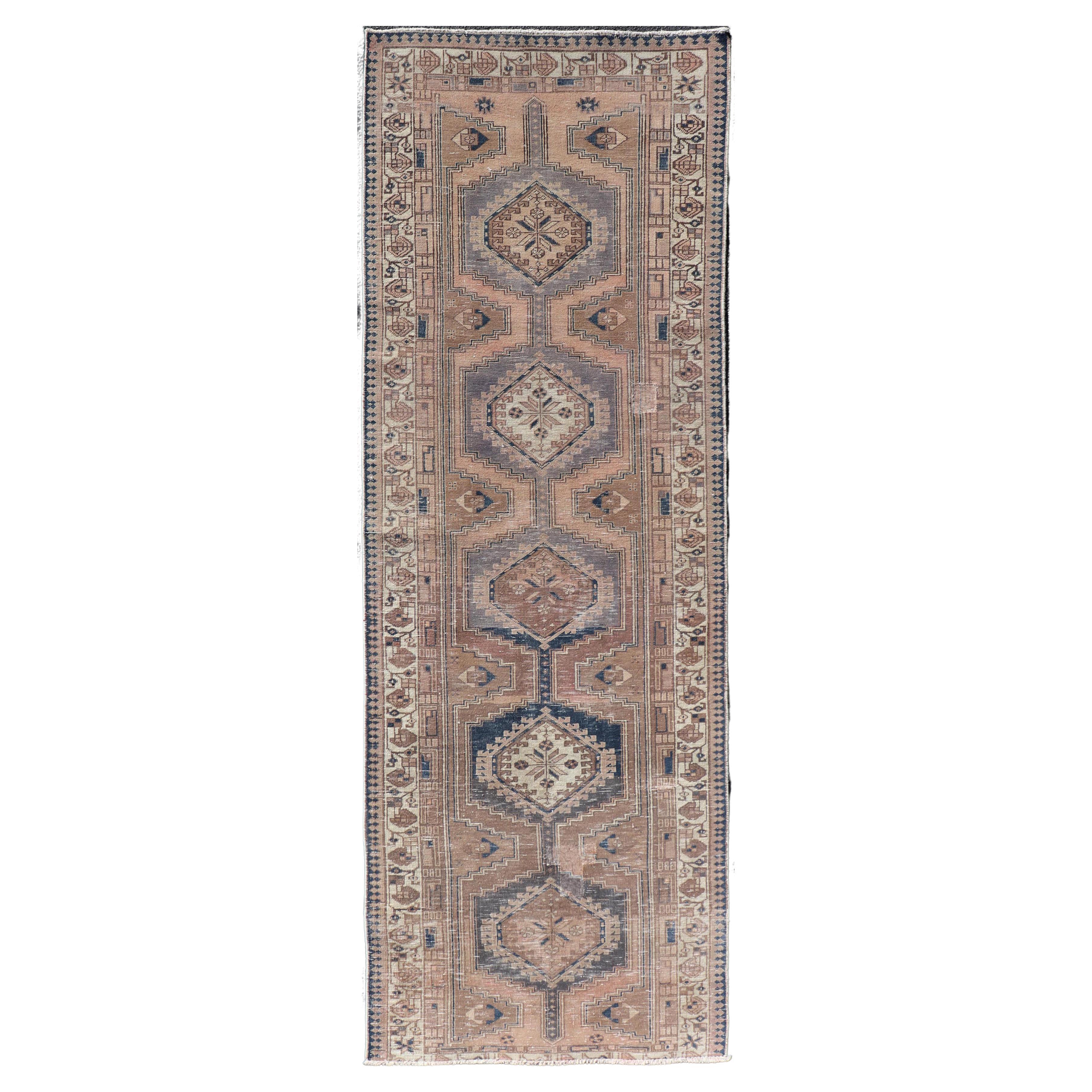 Persischer Distressed Karajeh im Vintage-Stil mit Medaillon-Design, 3'6 x 10'7