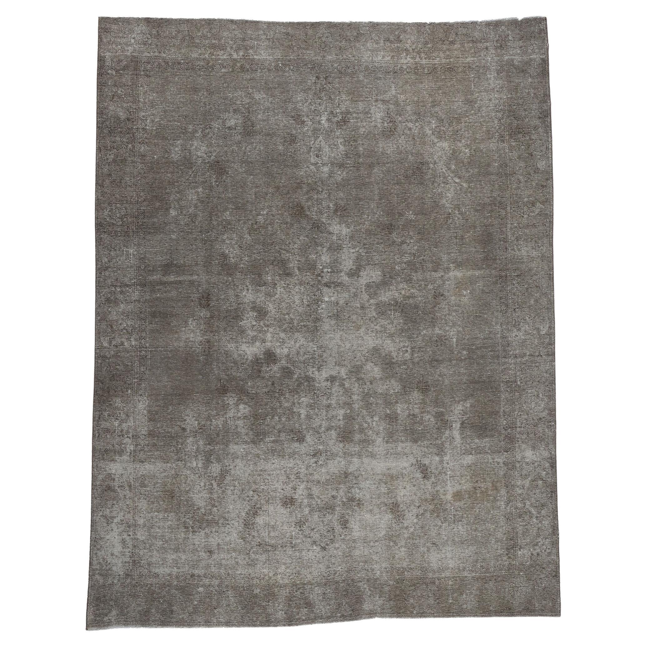 Tapis persan vintage surteint dans les tons de terre avec le style Modern Luxe Industrial Loft en vente