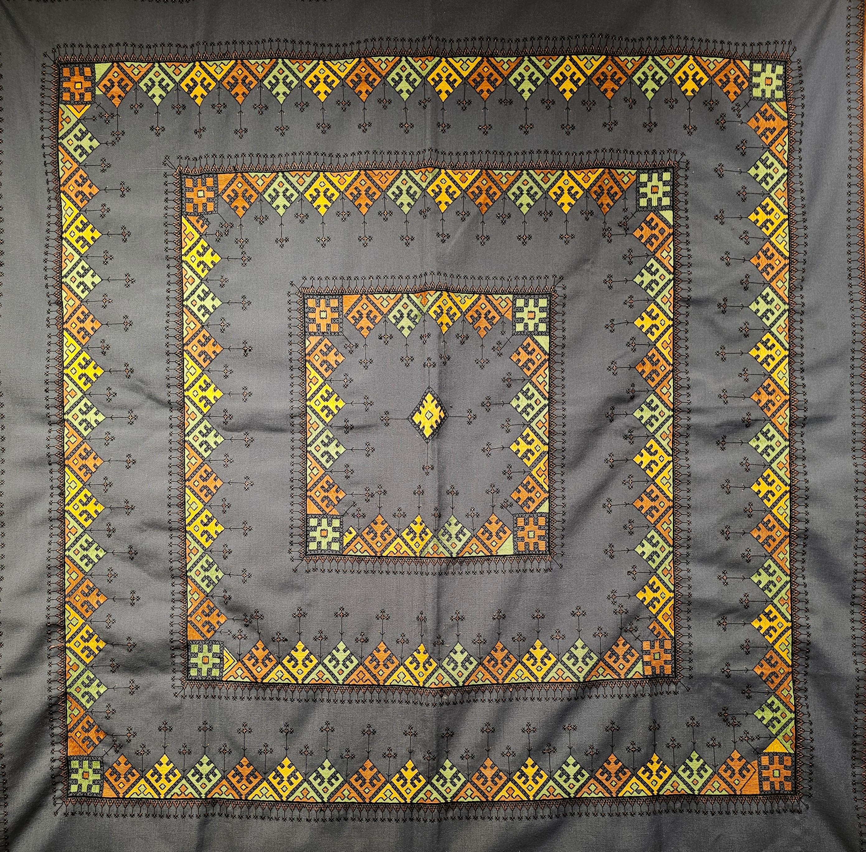 Tessuti ricamati persiani d
epoca in grigio, verde, giallo e terracotta in vendita