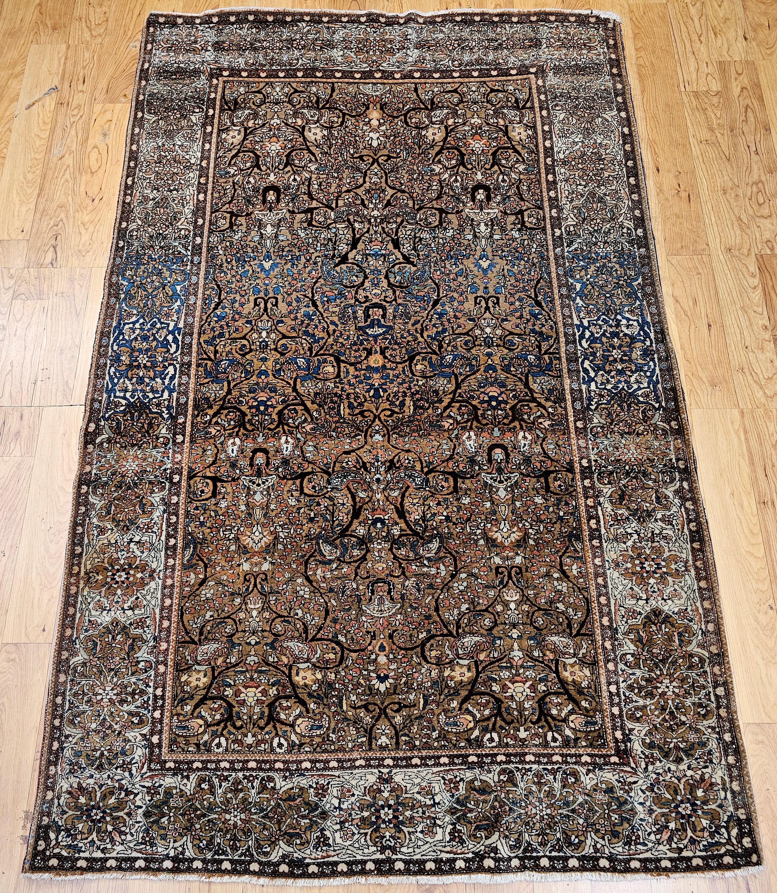 Tapis de Farahan en poils de chameau noués à la main au 19e siècle, avec un motif botanique allover.  Le tapis a un champ en poil de chameau qui contient un motif floral alllover avec des branches sinueuses dans des couleurs brunes tout au long du