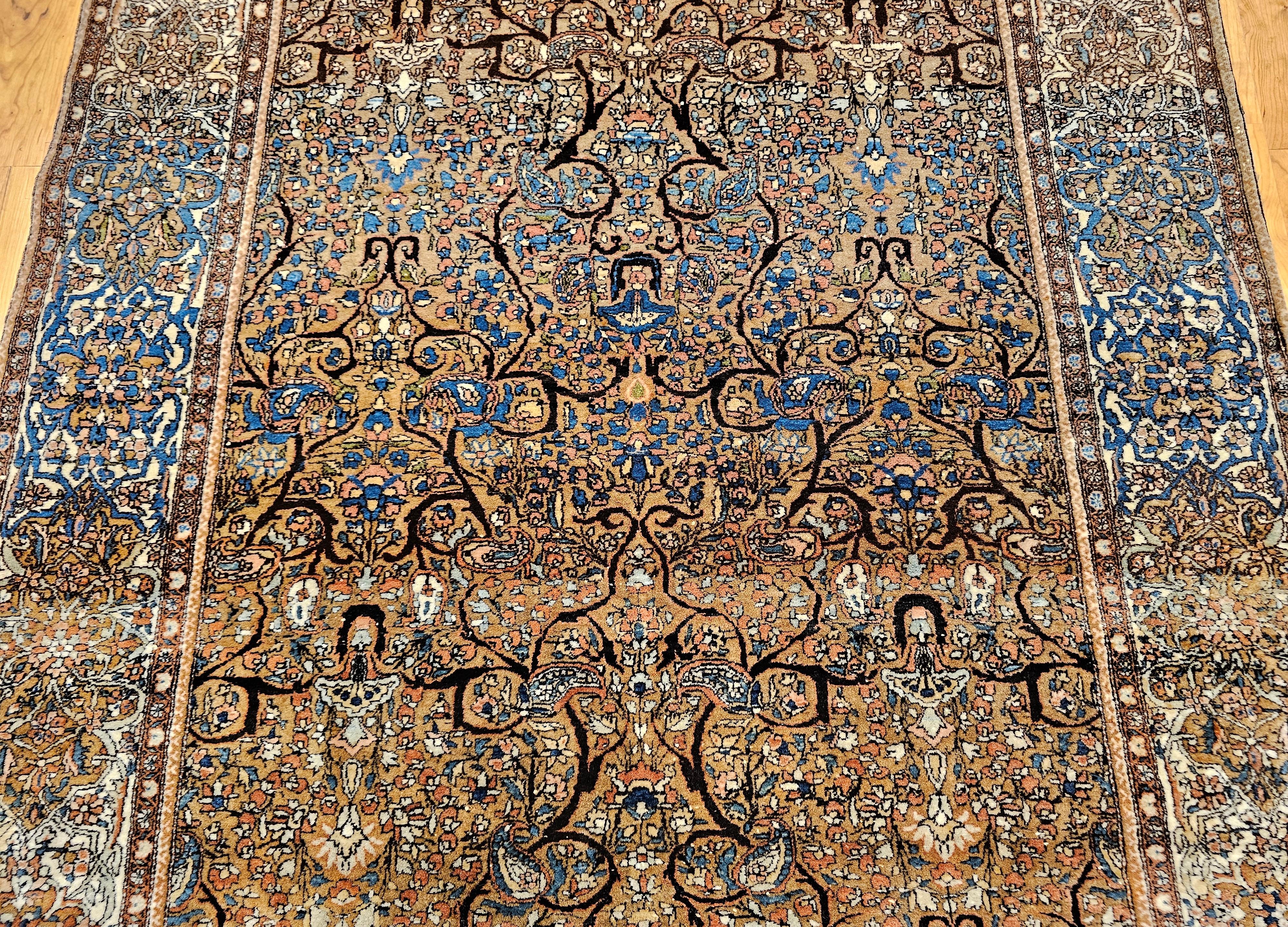 Teinture végétale Sarouk persan Farahan du 19ème siècle en poils de chameau avec motif sur toute sa surface en vente