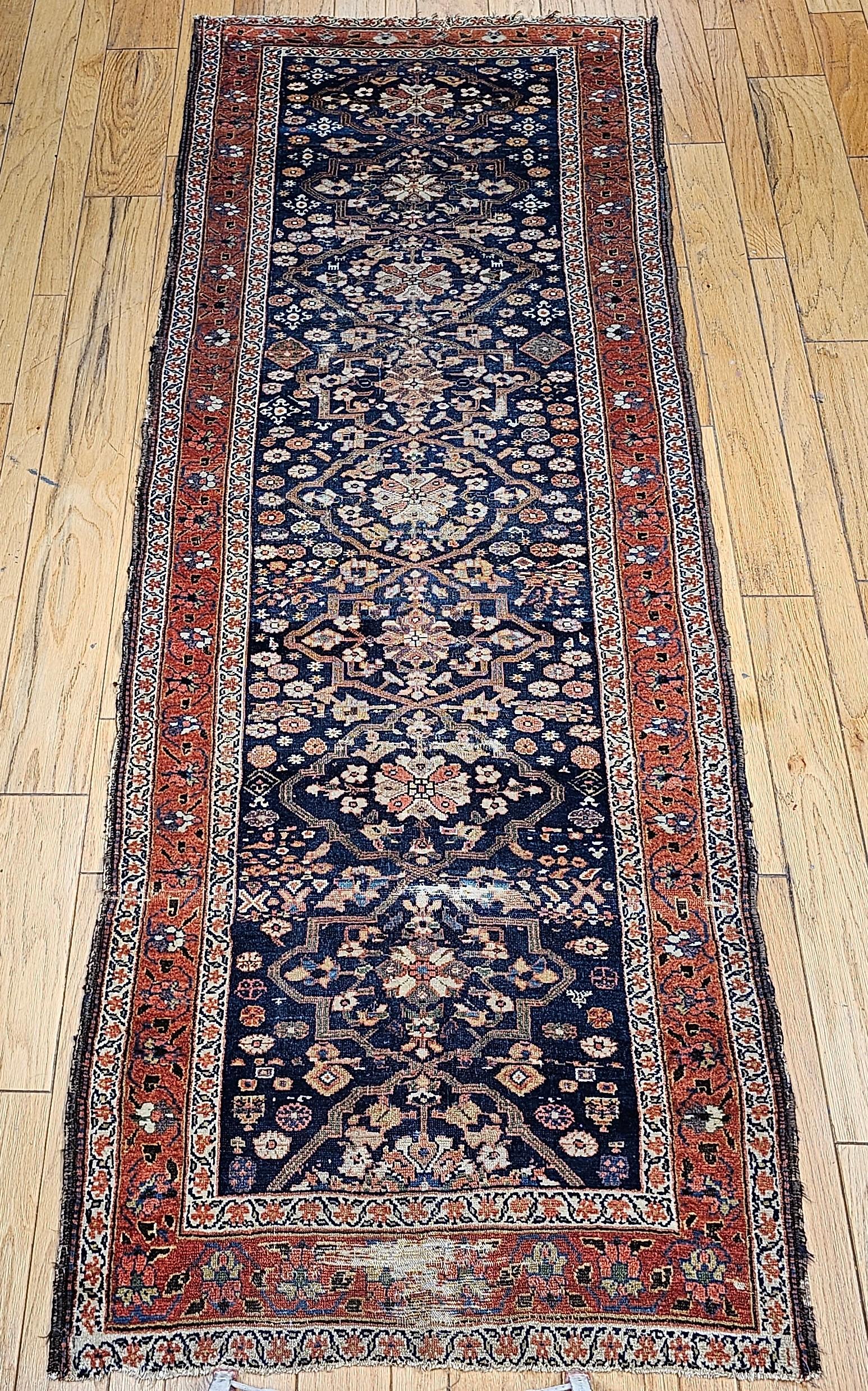Runner persiano annodato a mano di Sarouk Farahan dei primi del '900 con un motivo geometrico all over.  Il corridore Farahan ha un colore di fondo blu navy 