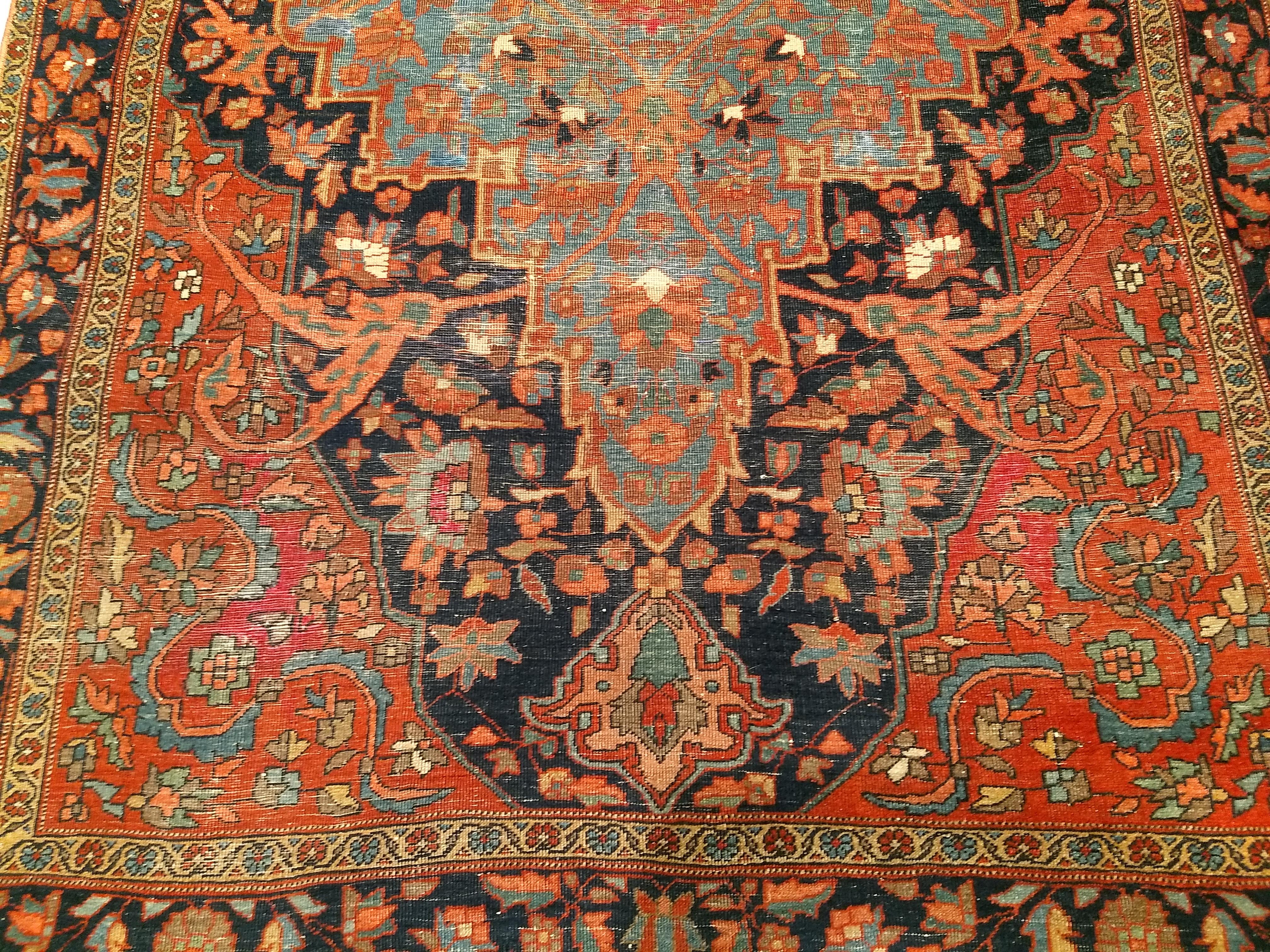 Persischer Farahan im Vintage-Stil mit geblümtem Design in Blassblau/Grün und Marineblau im Angebot 1
