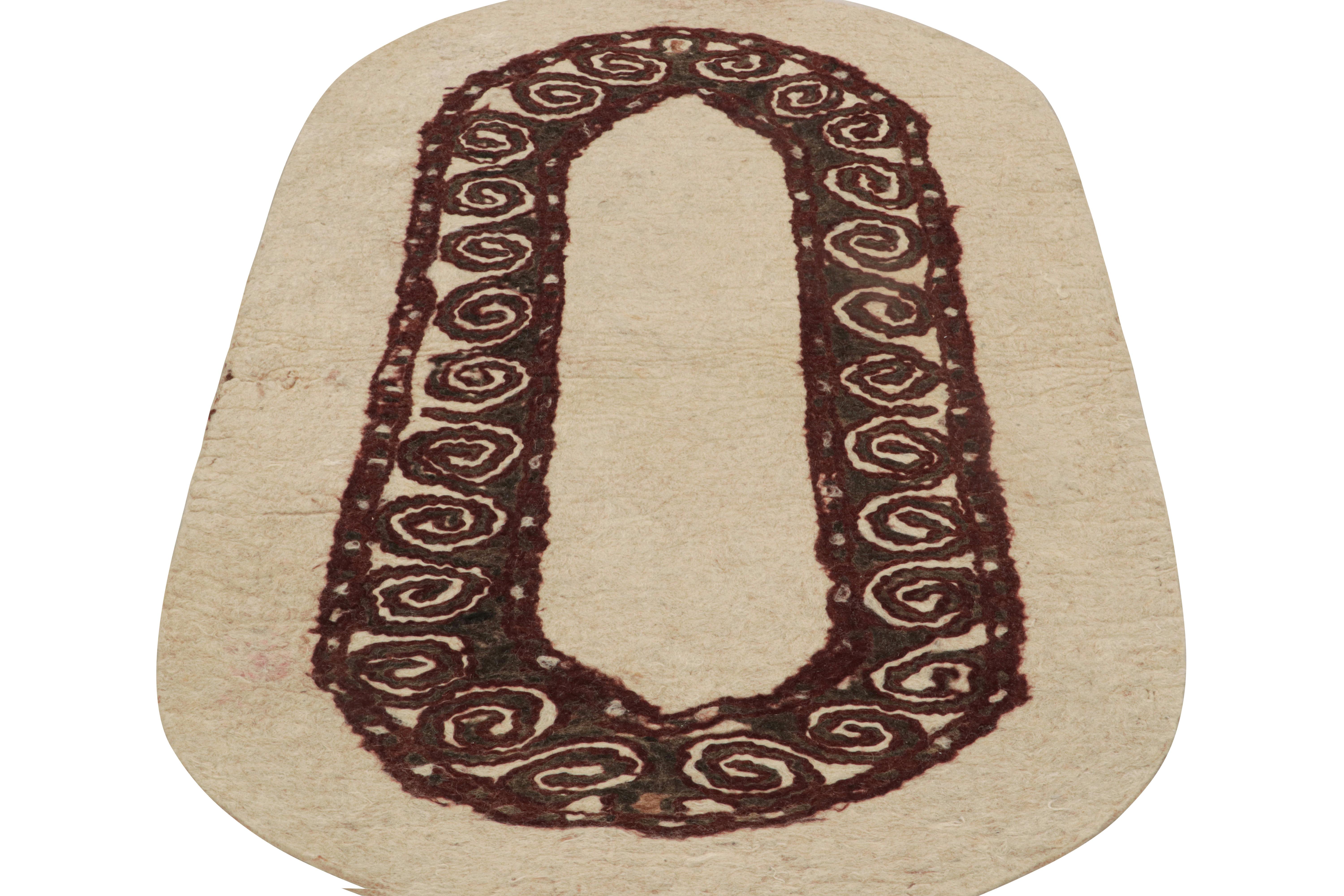 Esta alfombra ovalada persa vintage de 3x5 es una rara alfombra tribal, hecha a mano en lana afieltrada por tejedores de Torkaman hacia 1940-1950. 

Hechas a mano en lana afieltrada, las alfombras turcomanas como ésta se utilizaban antiguamente