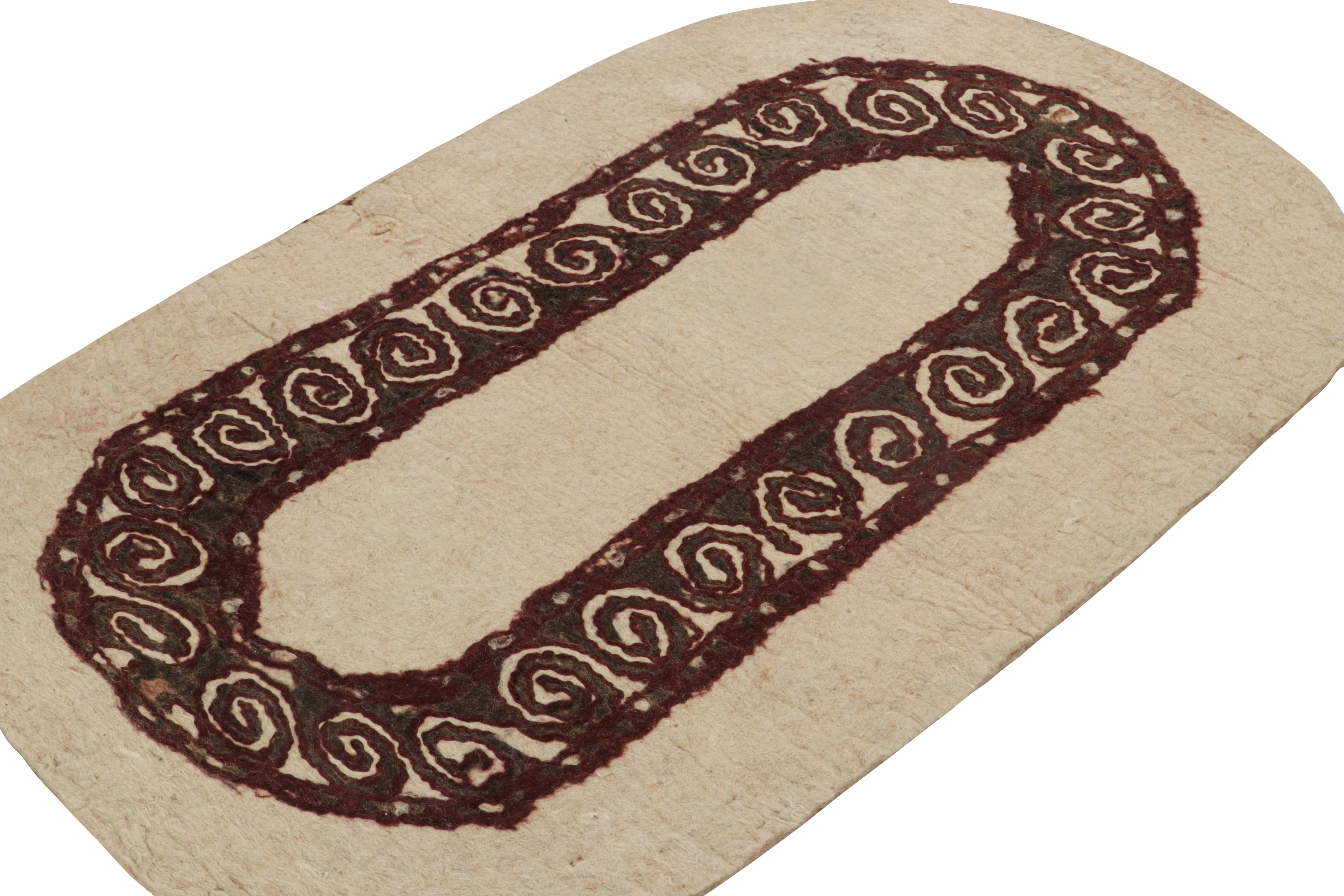 Alfombra Persa Vintage Ovalada de Fieltro en Beige con Motivo Geométrico Tribal en venta