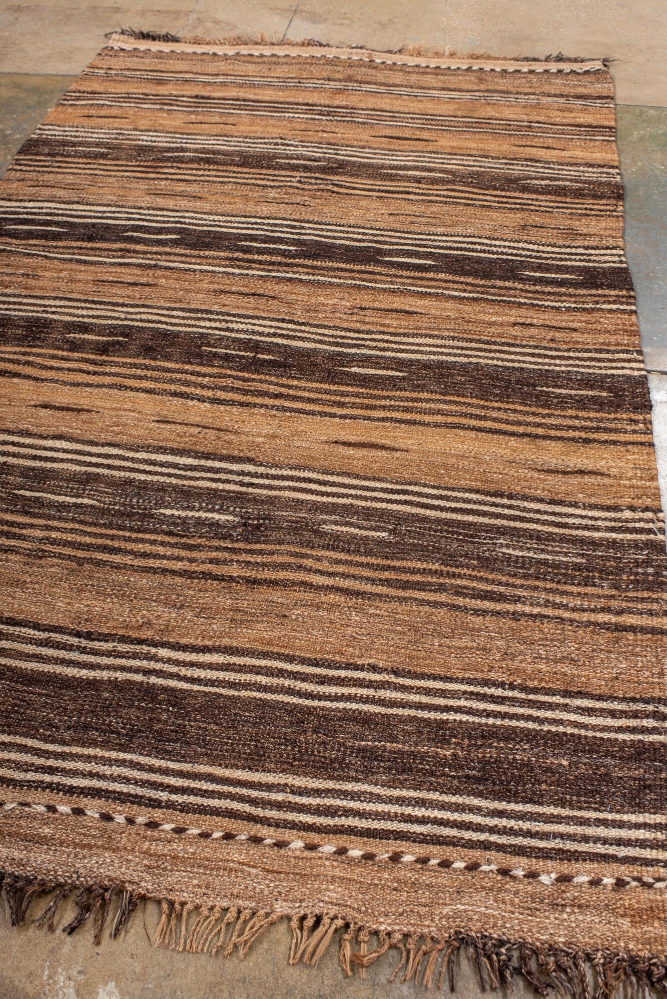 Altpersisches Flachgewebe mit braunem Streifenmuster (Persisch) im Angebot
