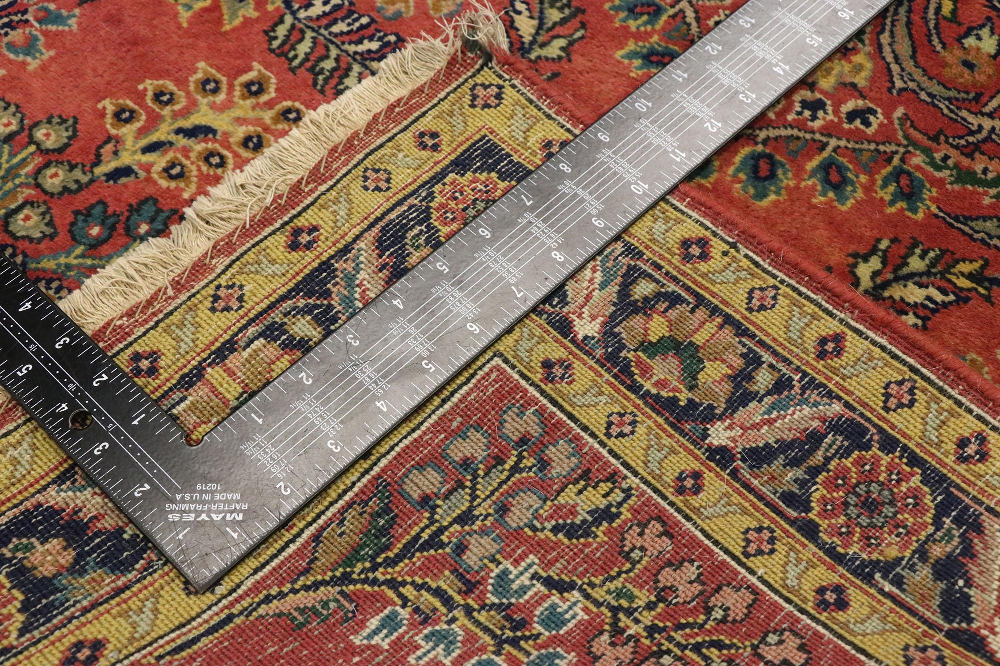 Persischer geblümter Sarouk-Teppich im traditionellen englischen Tudor-Stil, Vintage im Zustand „Gut“ im Angebot in Dallas, TX
