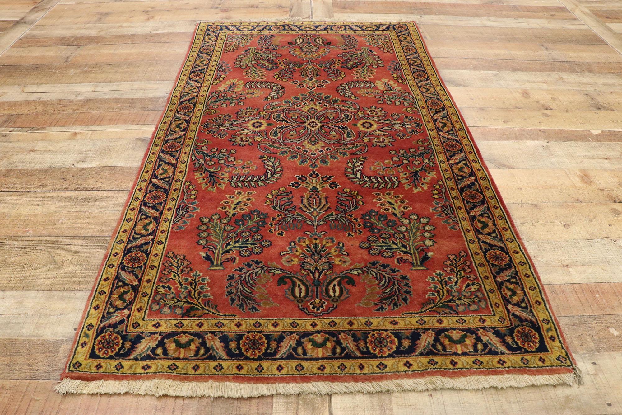 20ième siècle Tapis Sarouk persan vintage à fleurs avec style Tudor anglais traditionnel en vente