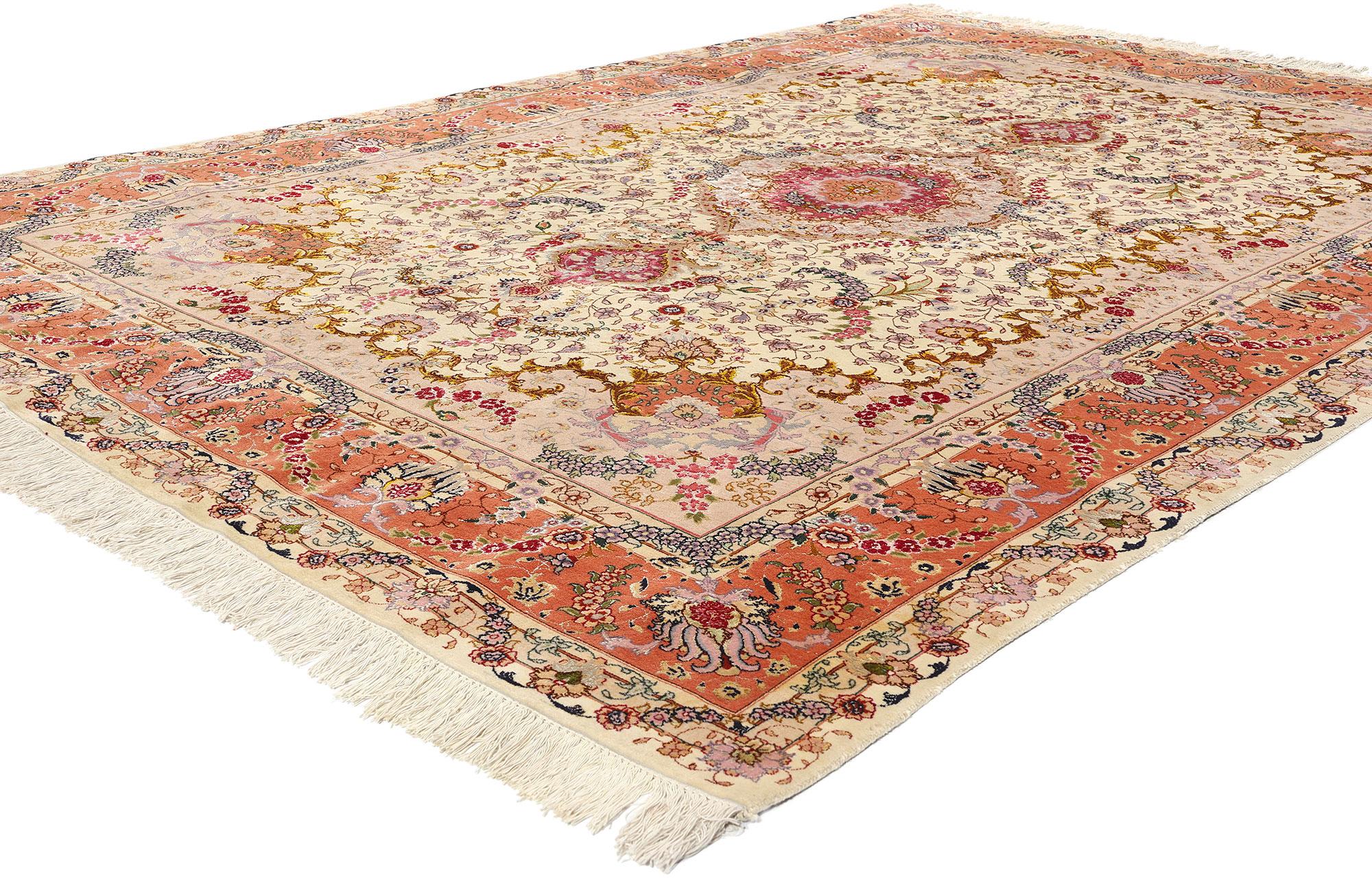 78687 Tappeto persiano Tabriz vintage in lana e seta, 06'07 x 09'07. Adornato da intricati abbellimenti e da un'equilibrata asimmetria, questo tappeto persiano Tabriz vintage, amorevolmente realizzato a mano con la lana e la seta più pregiate, emana
