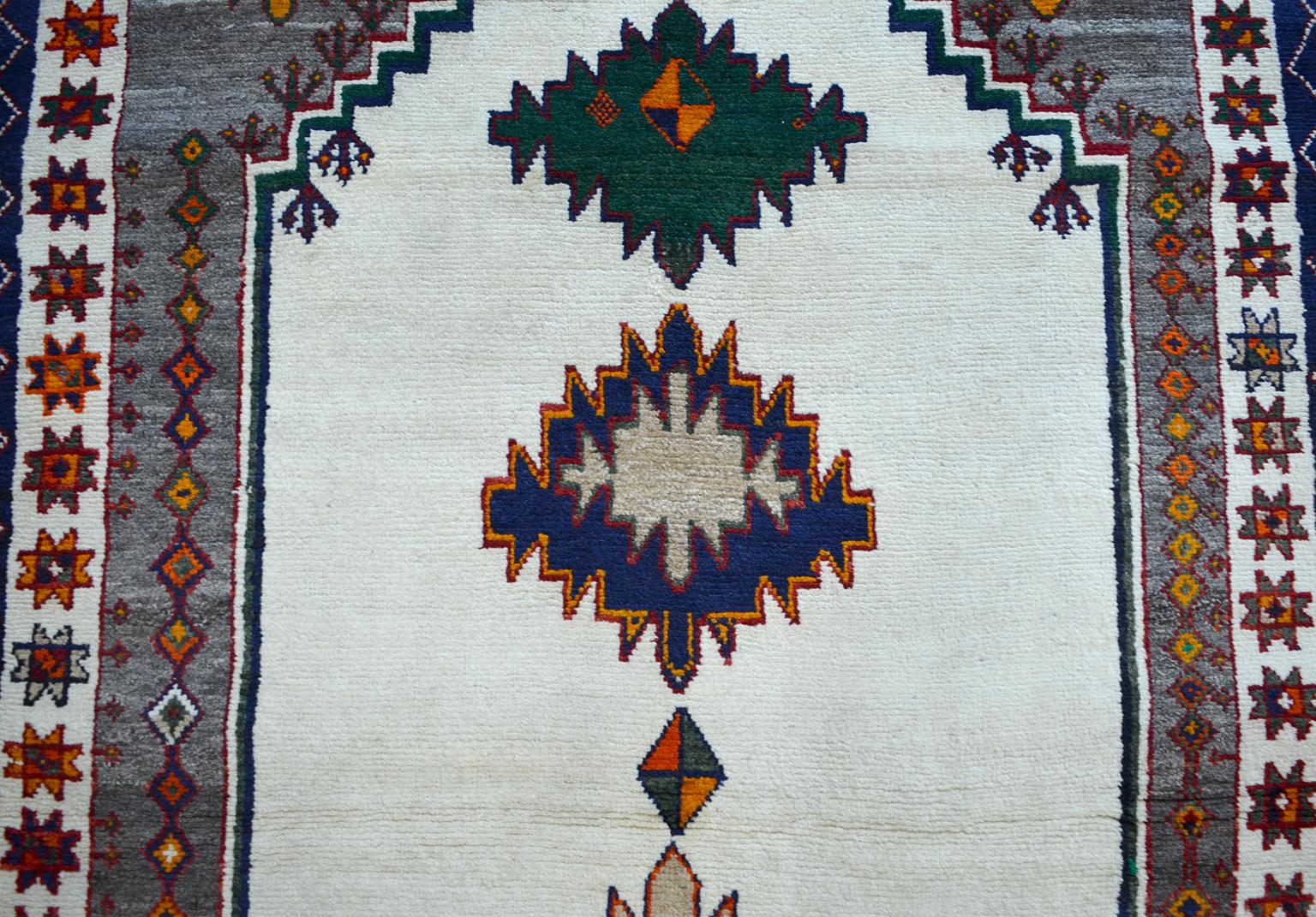 Vintage 1940s Persian Gabbeh Tribal Rug, Wool, 4' x 7' In Excellent Condition For Sale In New York, NY