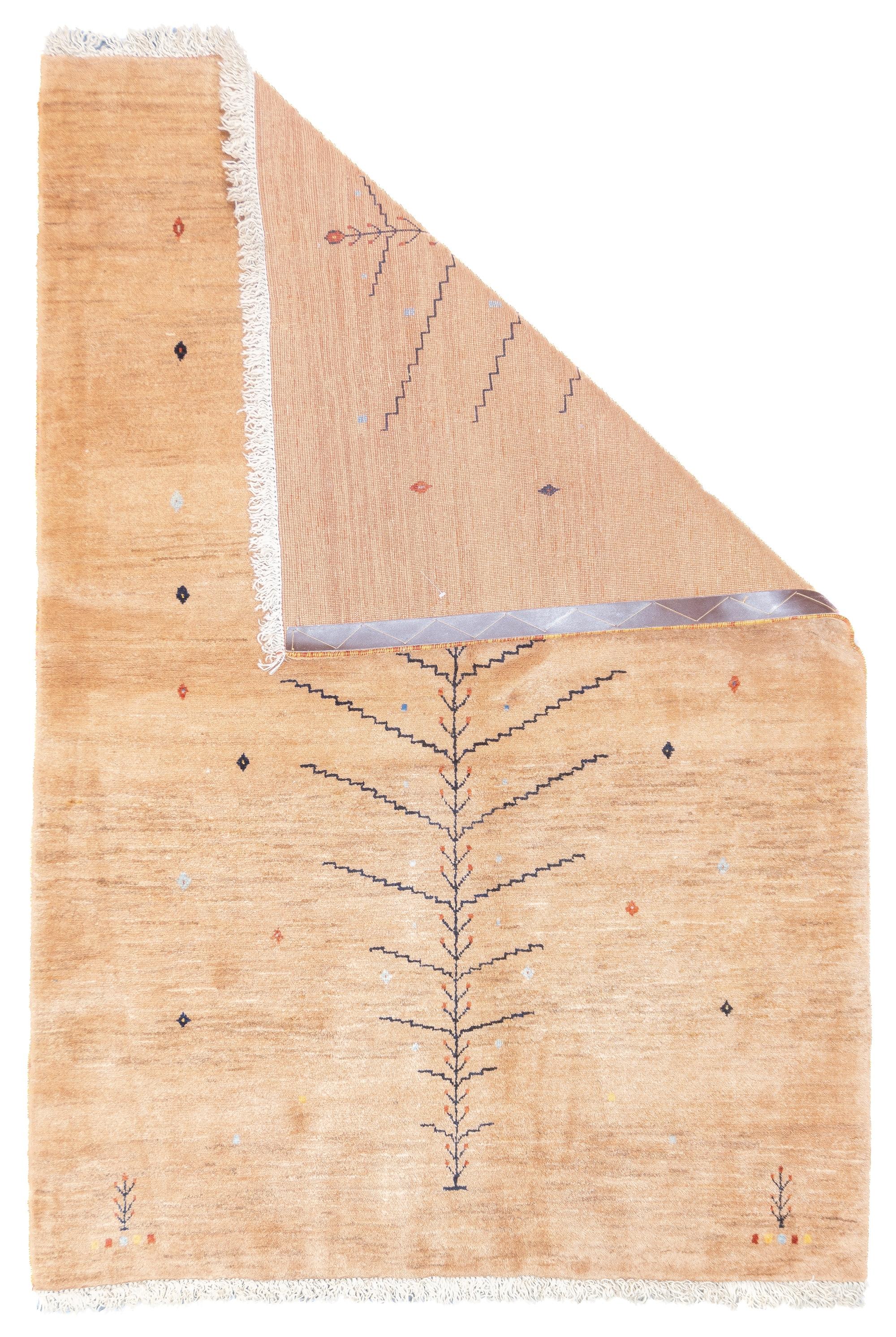Tappeto persiano vintage Gabbeh 3'8'' x 5'4''. Tappeti a vello di lana, di solito di formato sparso, tessuti dalle tribù Qashghai della Persia occidentale (provincia di Fars), a trama moderata, con geometrie ordinate e colori non sfumati. Dal 1900