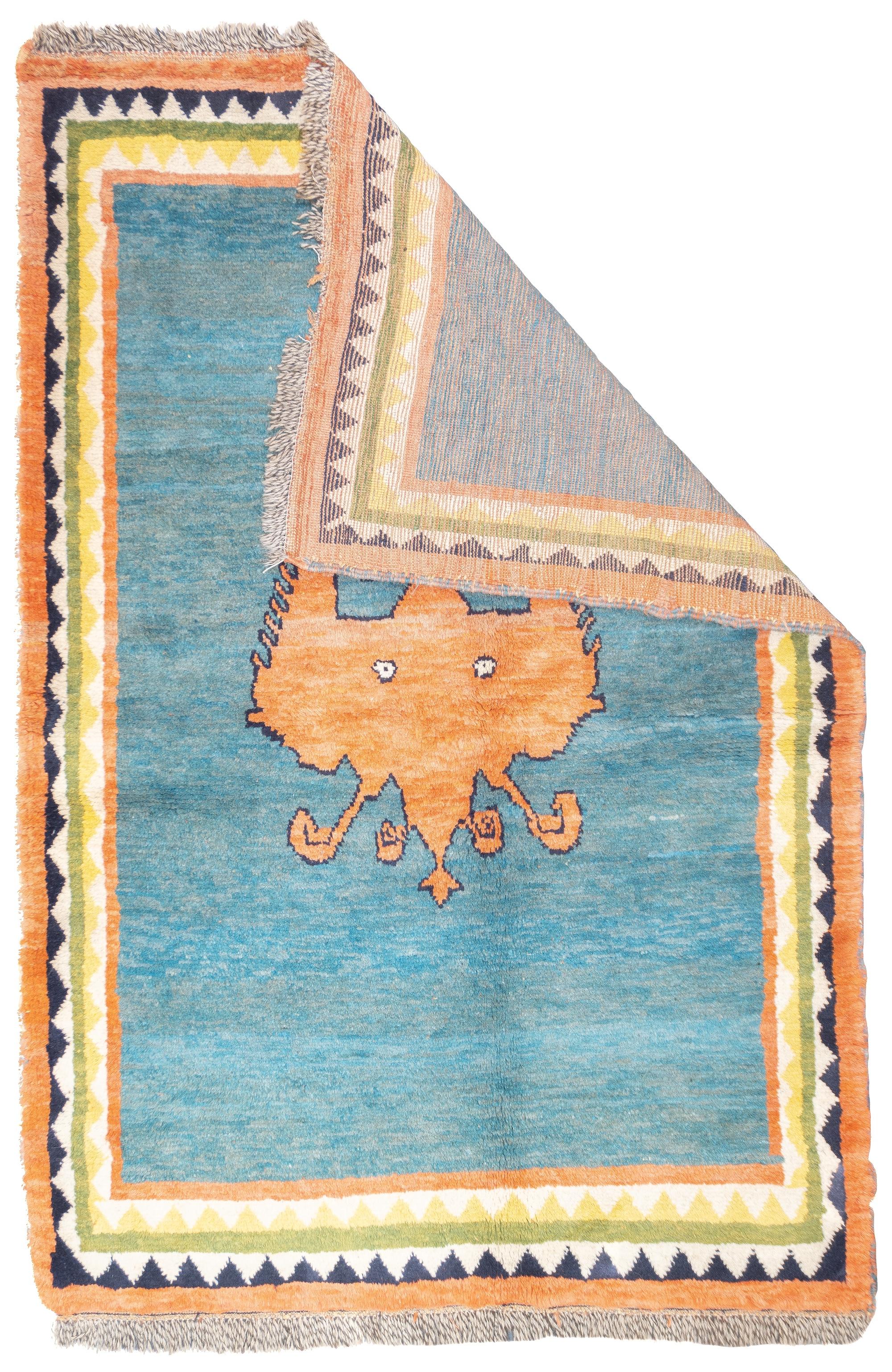 Tappeto persiano vintage Gabbeh 4'4'' x 6'6''. Tappeti a vello di lana, di solito di formato sparso, tessuti dalle tribù Qashghai della Persia occidentale (provincia di Fars), a trama moderata, con geometrie ordinate e colori non sfumati. Dal 1900