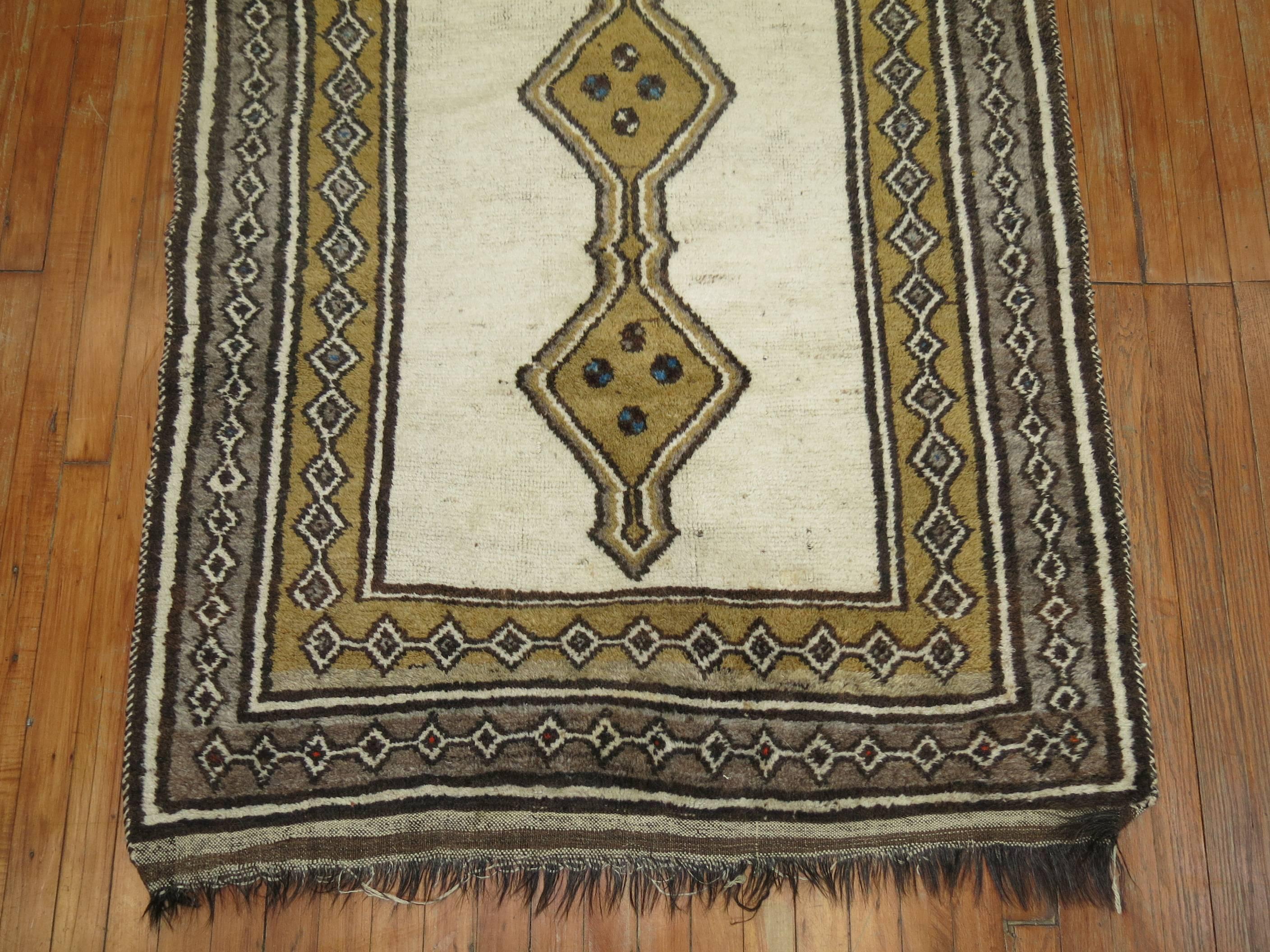 Ein authentischer, einzigartiger, antiker persischer Gabbeh-Teppich in Elfenbein- und Olivgrüntönen.

3'10'' x 6'2''

Persische Gabbeh-Teppiche werden mit besonders hohem Flor und sehr einfachen, grafischen Mustern hergestellt, die sich auf die