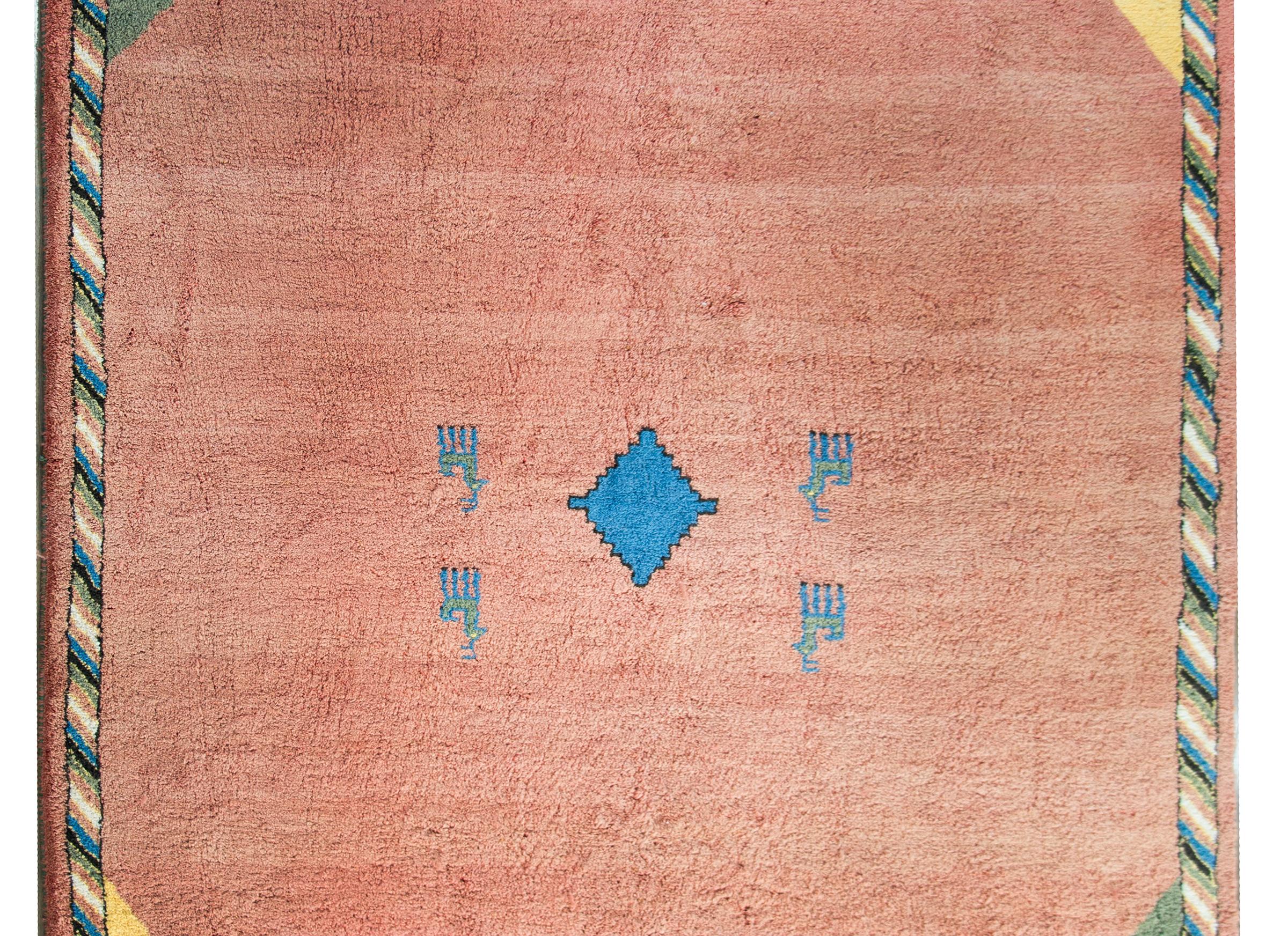 Ein wunderschöner und verspielter alter persischer Gabbeh-Teppich mit einem karmesinroten Abrasch-Ombre-Feld mit einem hellen indigoblauen Rautenmedaillon, das von Paaren indigoblauer Ziegen flankiert wird, und einer wunderbaren Bordüre mit