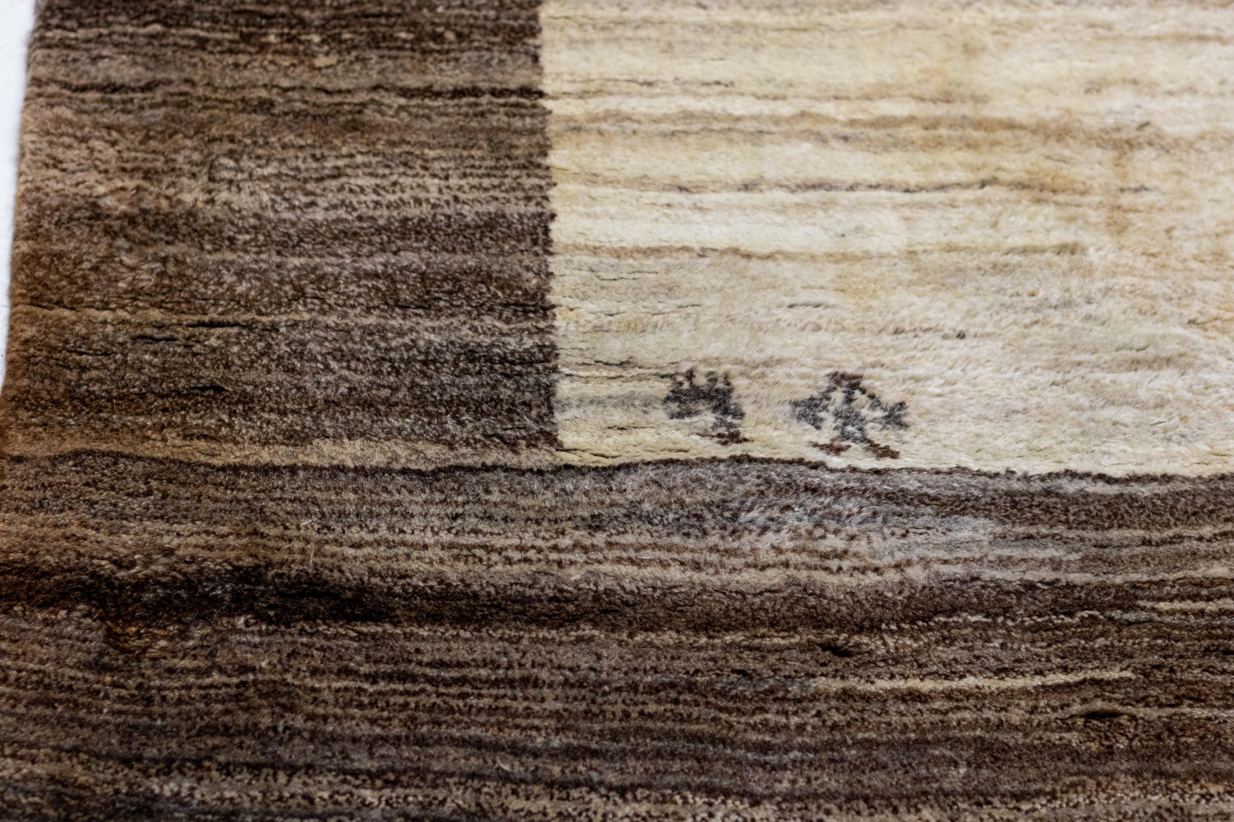 Großer handgeknüpfter persischer Gabbeh-Teppich aus der Mitte des 20. Jahrhunderts mit sehr minimalistischem Design in natürlichen Farben, hauptsächlich Beige und Braun. 
Kürzlich professionell chemisch gereinigt, würde sehr gut in eine Mid Century
