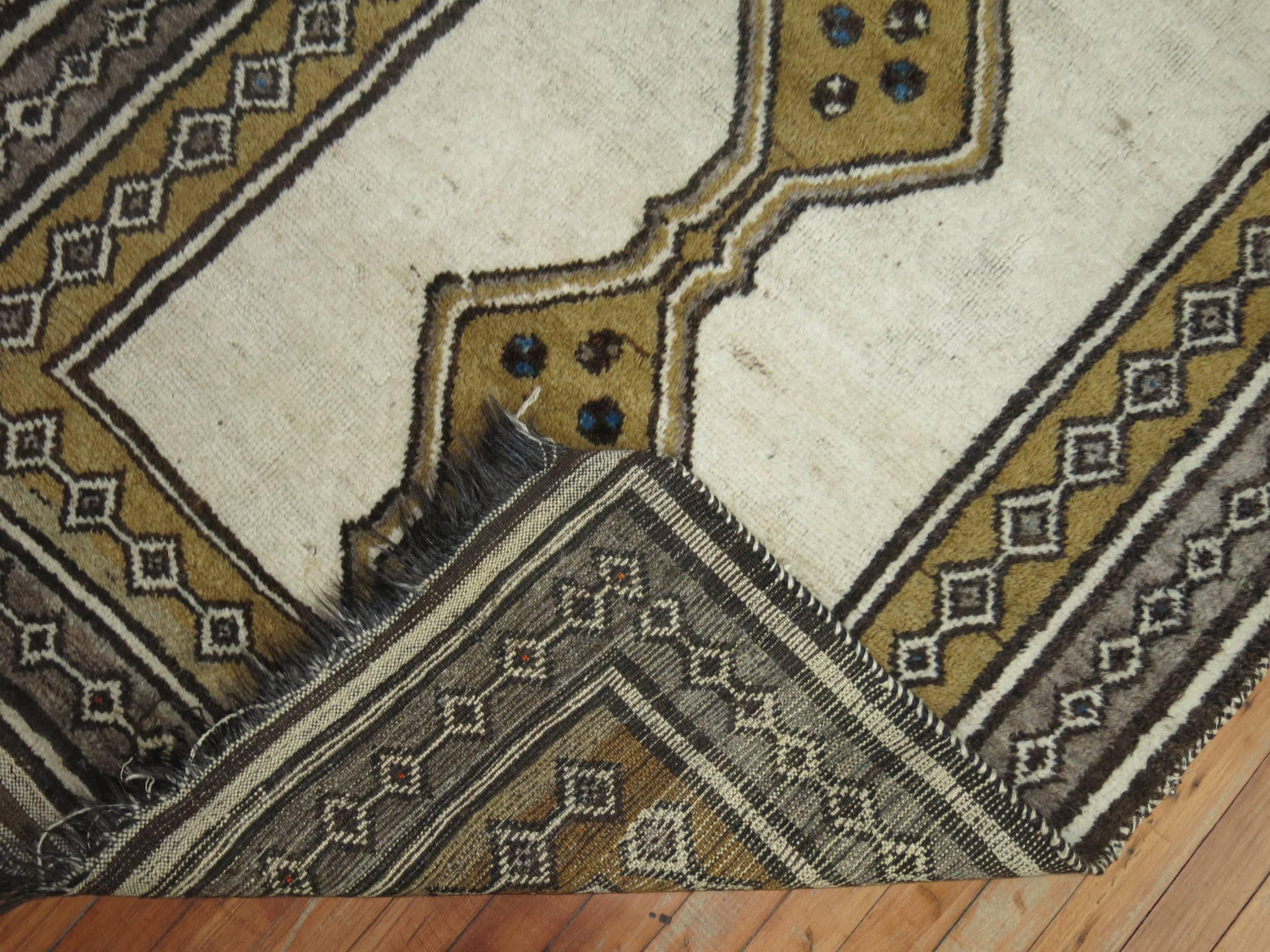 Persischer Gabbeh-Teppich im Vintage-Stil in Elfenbein (Handgewebt) im Angebot