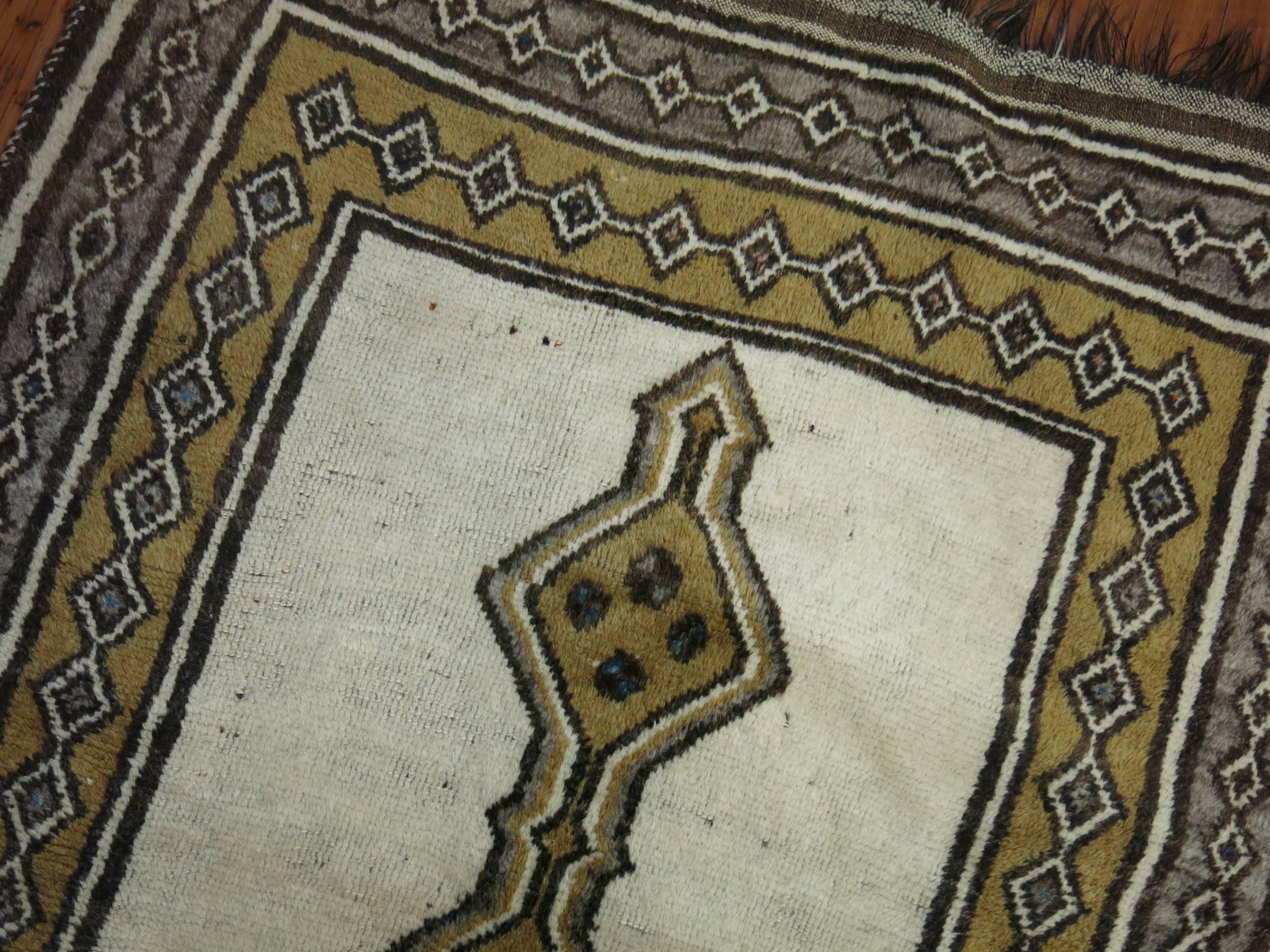 Persischer Gabbeh-Teppich im Vintage-Stil in Elfenbein im Zustand „Gut“ im Angebot in New York, NY