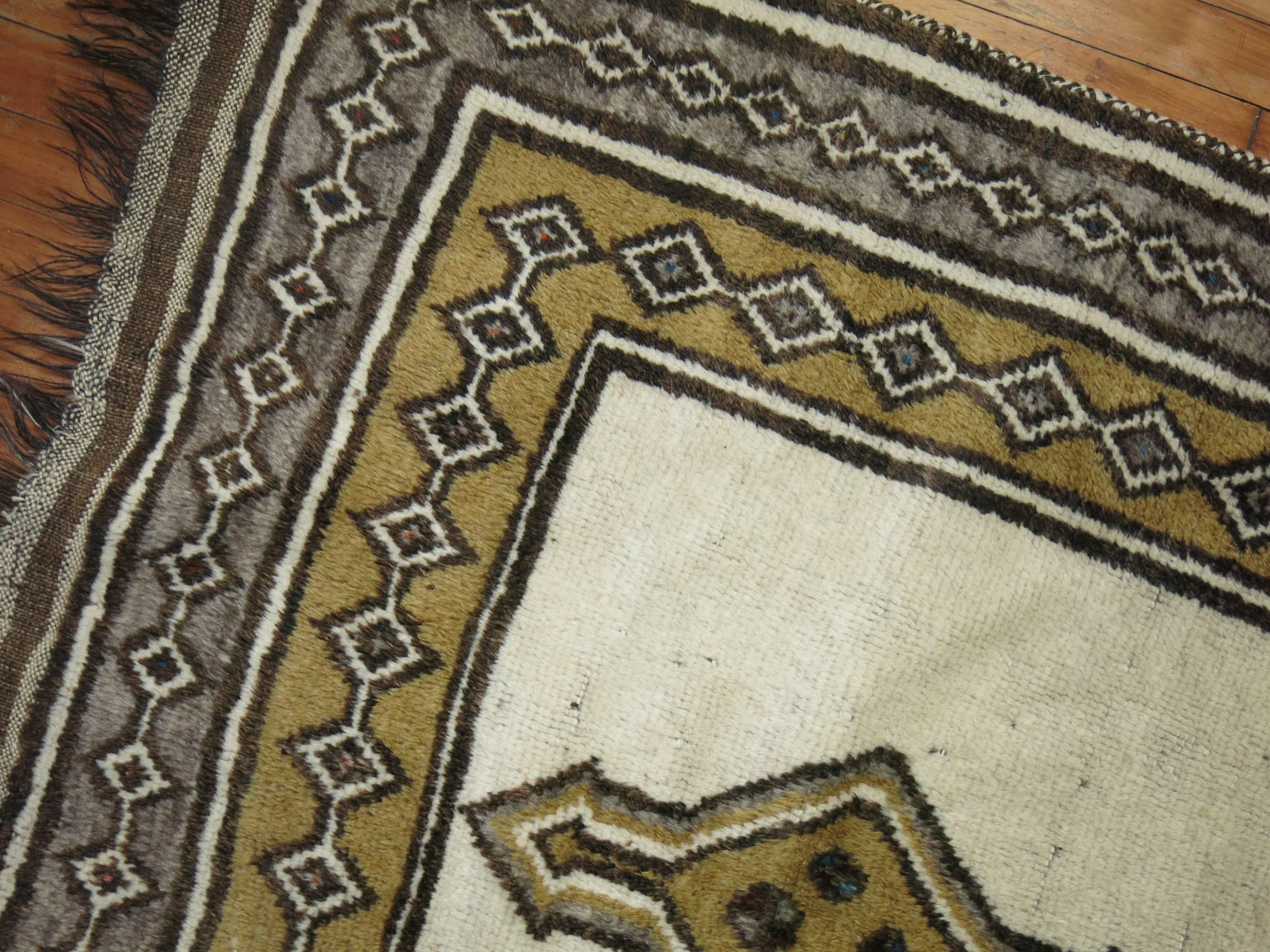 Persischer Gabbeh-Teppich im Vintage-Stil in Elfenbein (20. Jahrhundert) im Angebot