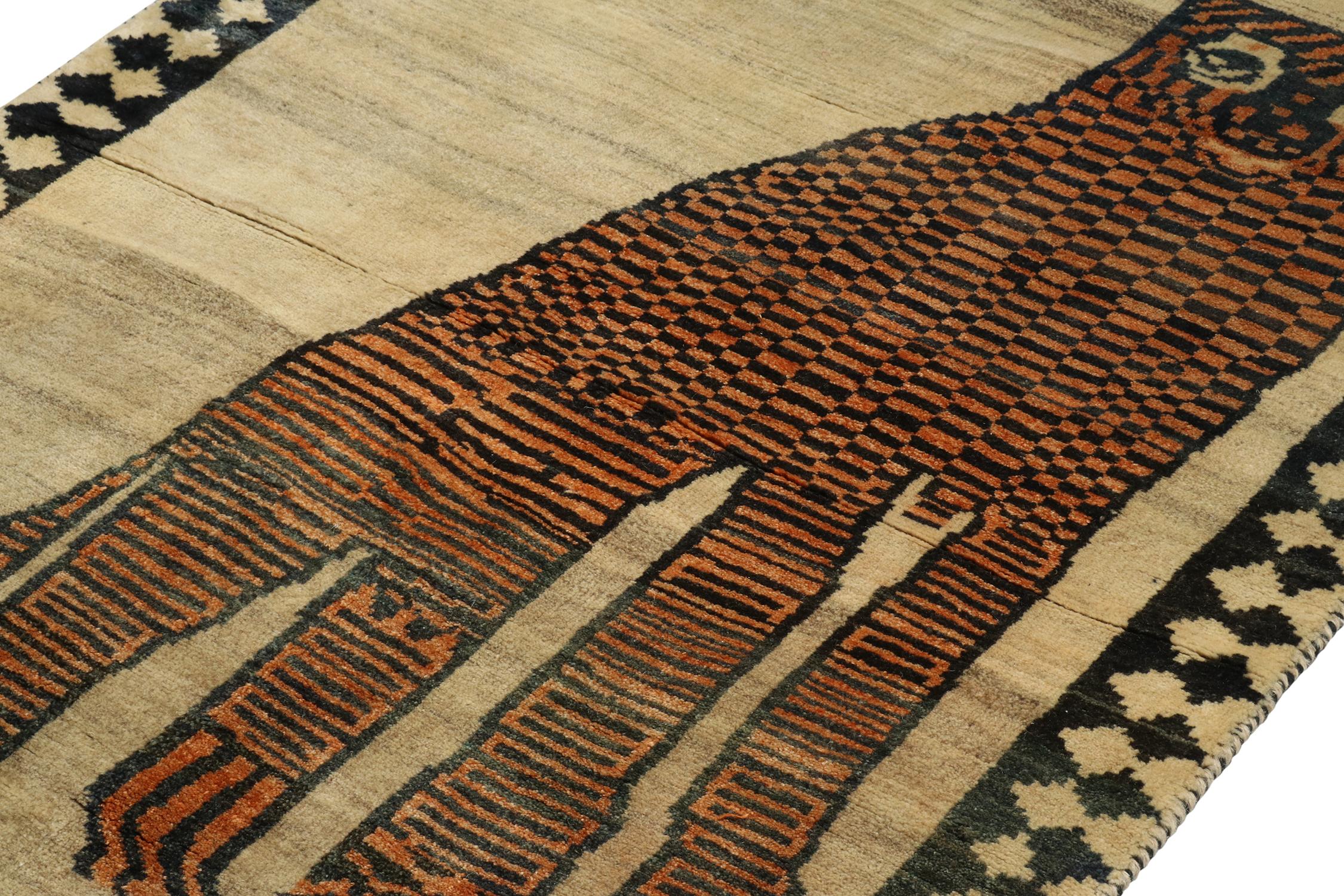 Turc Tapis persan Gabbeh vintage beige, orange, graphique tigre par Rug & Kilim en vente