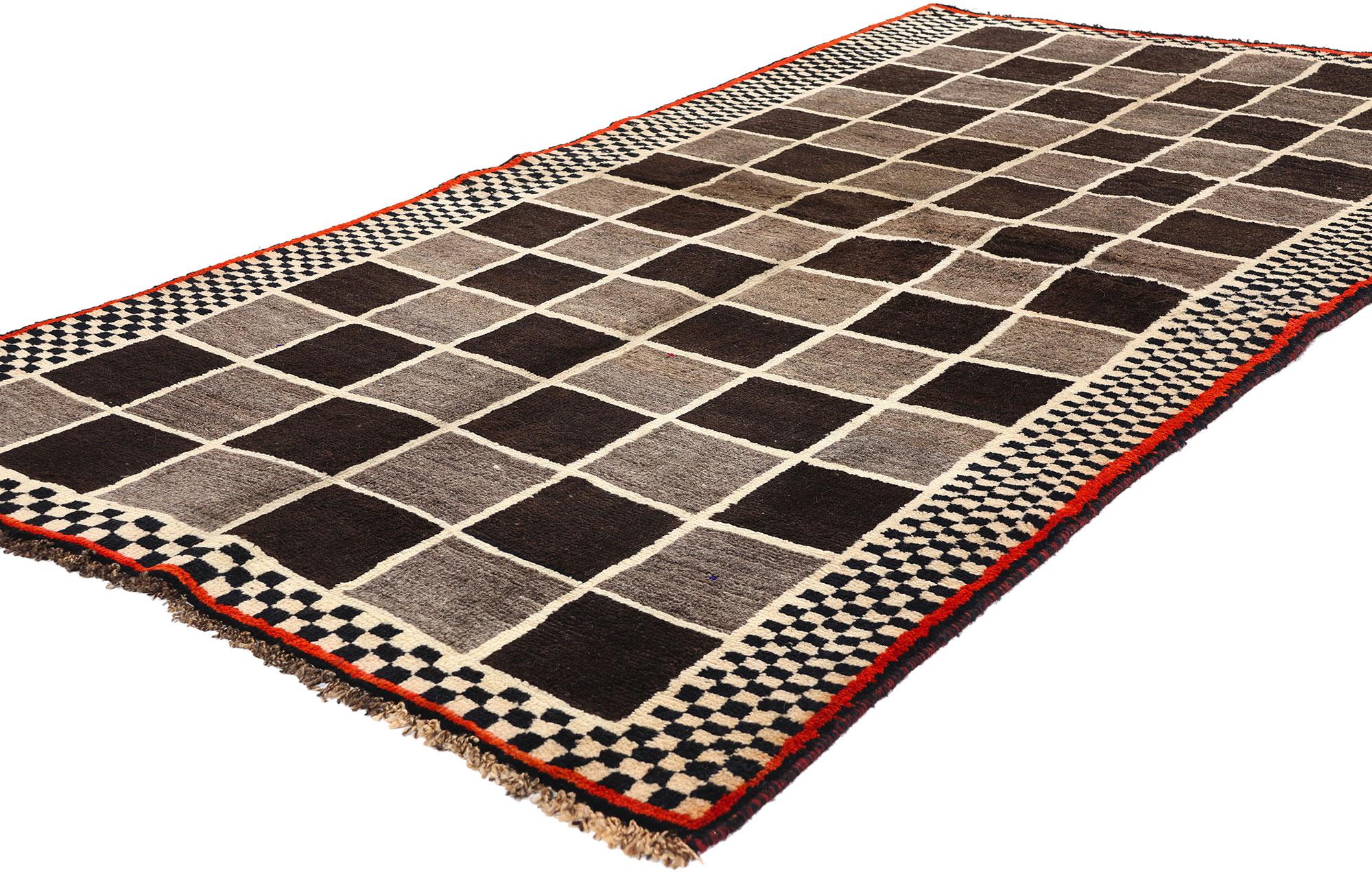 61071 Vintage Persischer Gabbeh Teppich mit Schachbrettmuster, 03'10 x 07'03. Neutrale erdfarbene persische Gabbeh-Teppiche repräsentieren einen traditionellen Stil, der für seine Schlichtheit, seinen dichten Flor und seine erdige Farbpalette