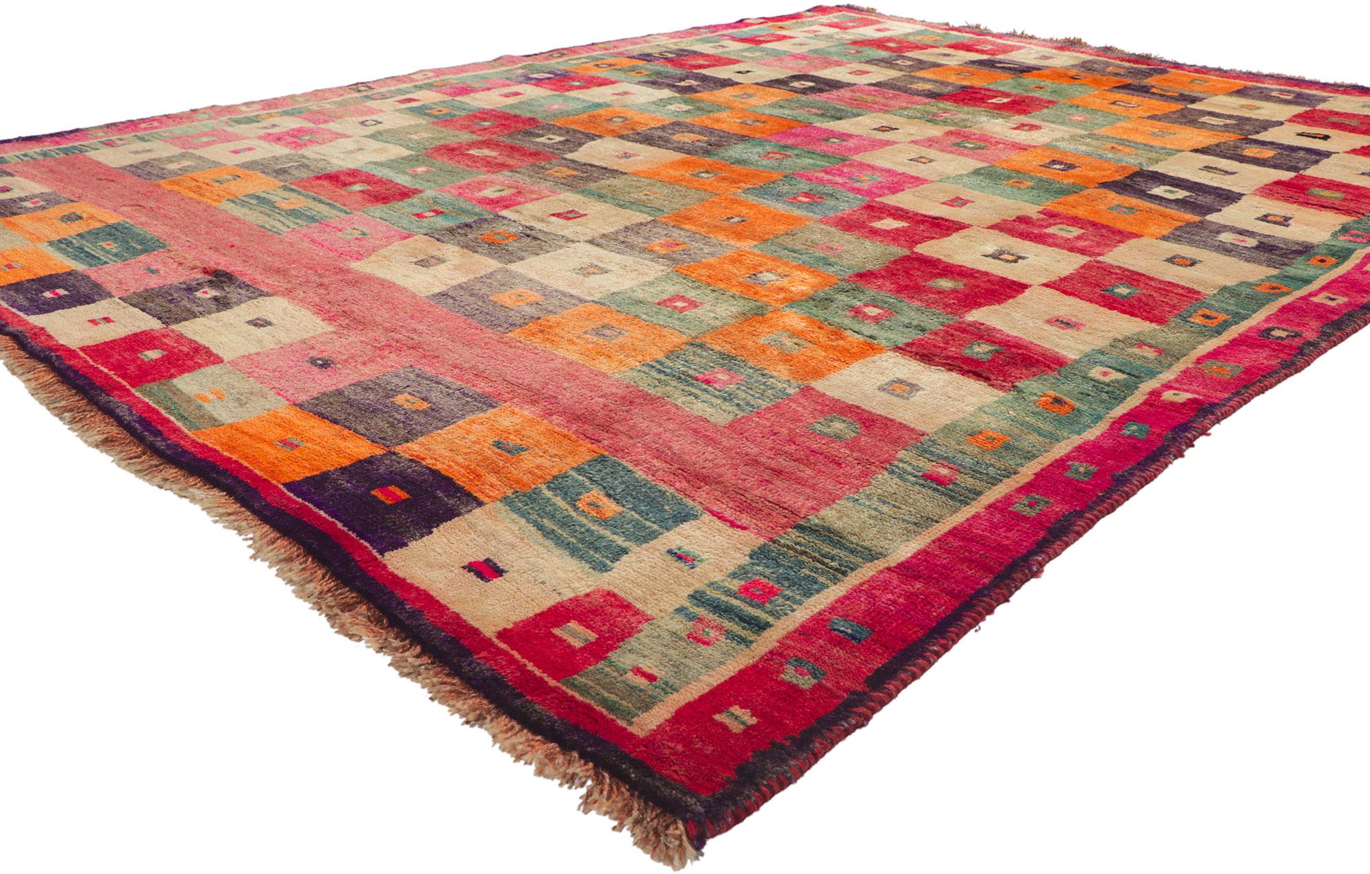61165 Vintage Persischer Gabbeh Teppich mit Schachbrettmuster Inspiriert von Karl Benjamin 06'05 x 08'05. Mit seinem Schachbrettmuster, seinen unglaublichen Details und seiner Textur ist dieser handgeknüpfte persische Gabbeh-Teppich aus Wolle im