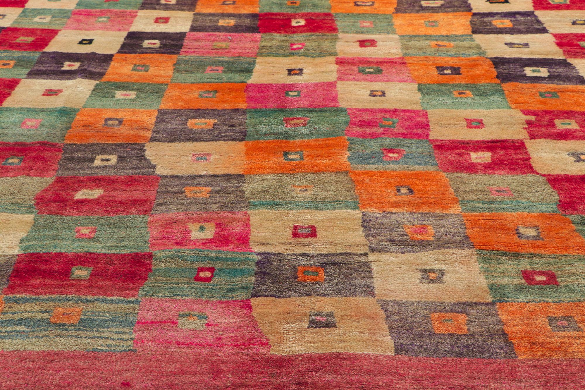Persischer Gabbeh-Teppich im Vintage-Stil mit kariertem Muster, inspiriert von Karl Benjamin (Handgeknüpft) im Angebot