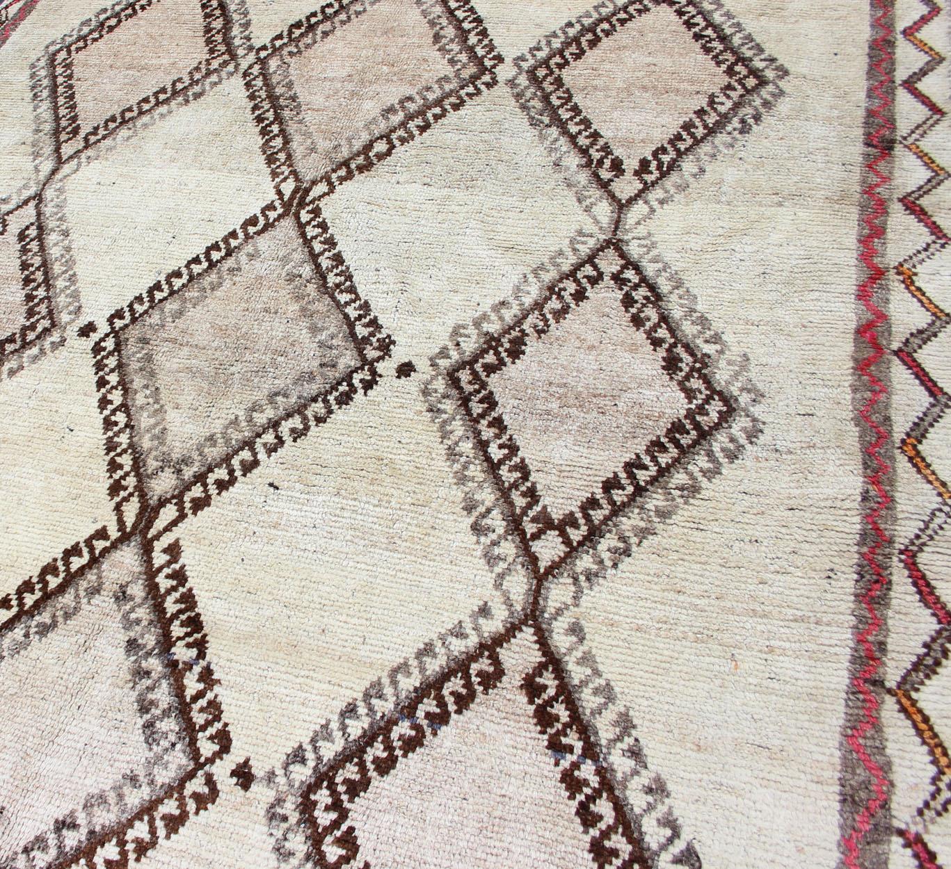 Tappeto persiano vintage Gabbeh con reticolo di diamanti e disegno tribale 5'1 x 8'3 in vendita 2