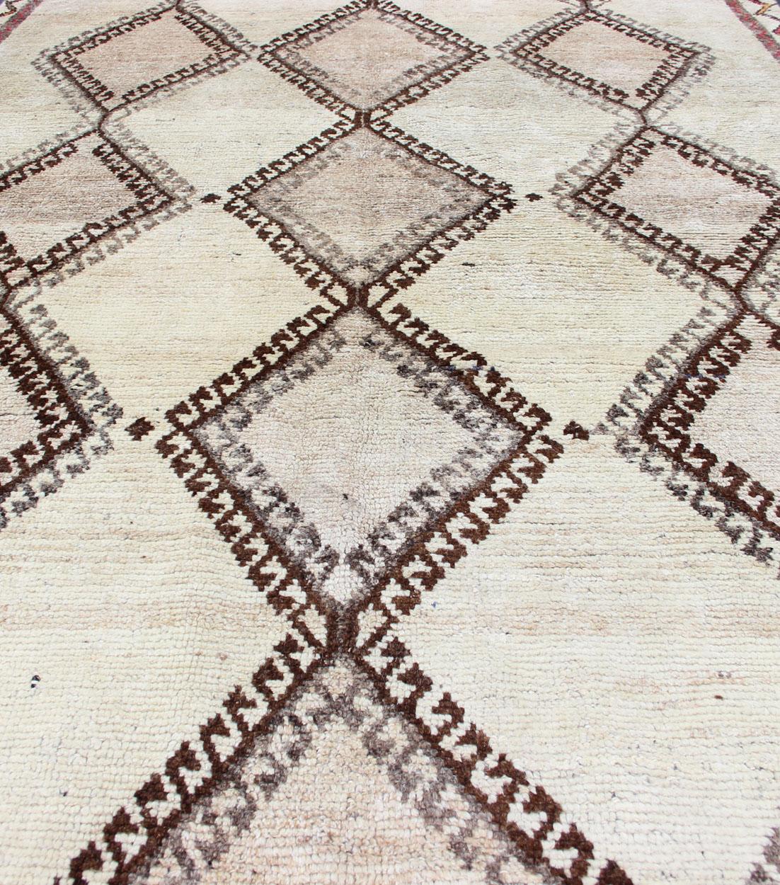 Misure: 5'1 x 8'3

Tappeto persiano vintage Gabbeh con reticolo a diamante e design tribale 5'1 x 8'3. Keivan Woven Arts/ tappeto/ H20-0901, paese d'origine/ tipo: Iran / Gabbeh / circa 1950.

Tappeto persiano Gabbeh d'epoca che presenta un